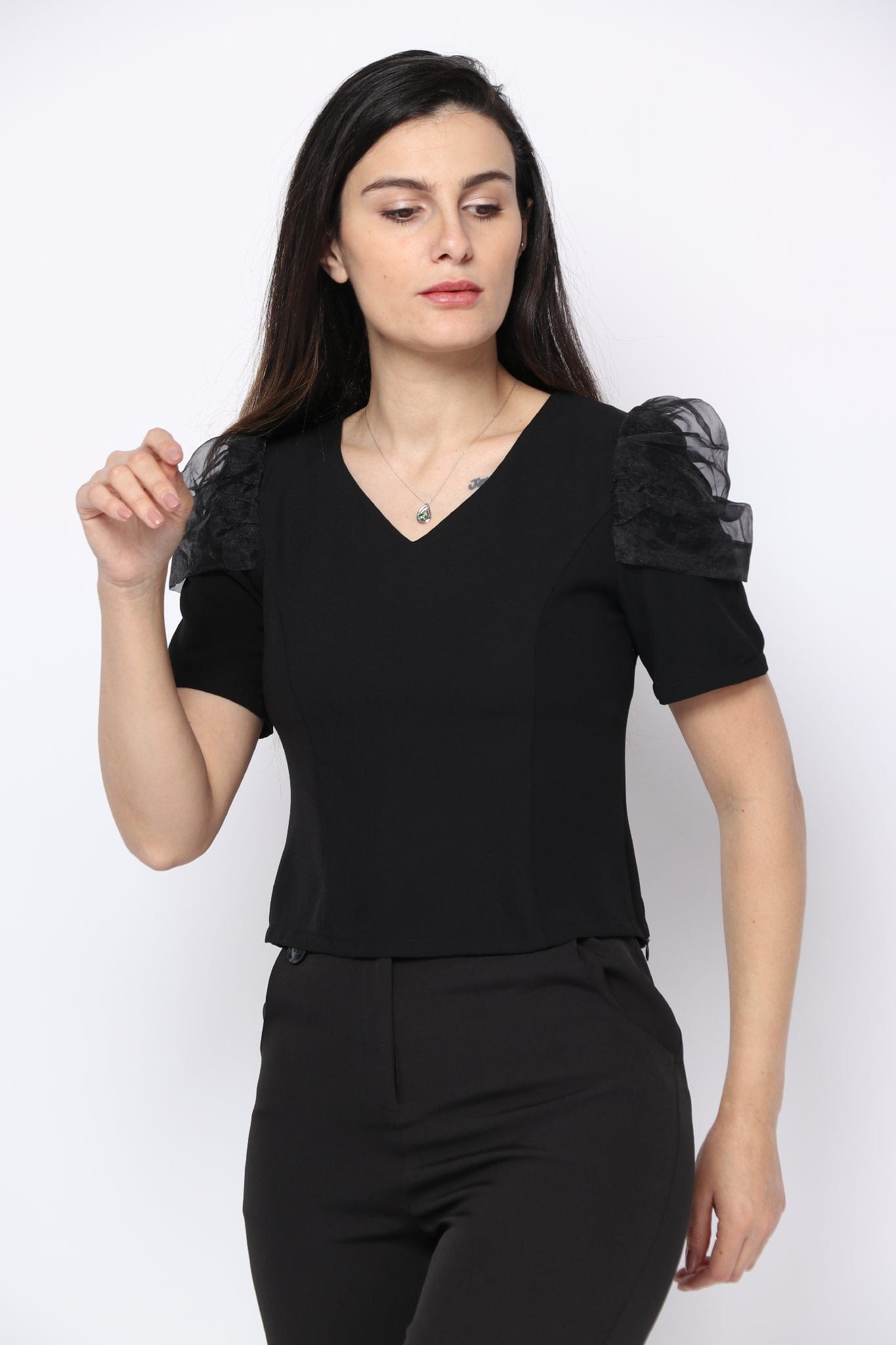 نتشي بلوزة كم قصير مزين بشيفون على الكتف