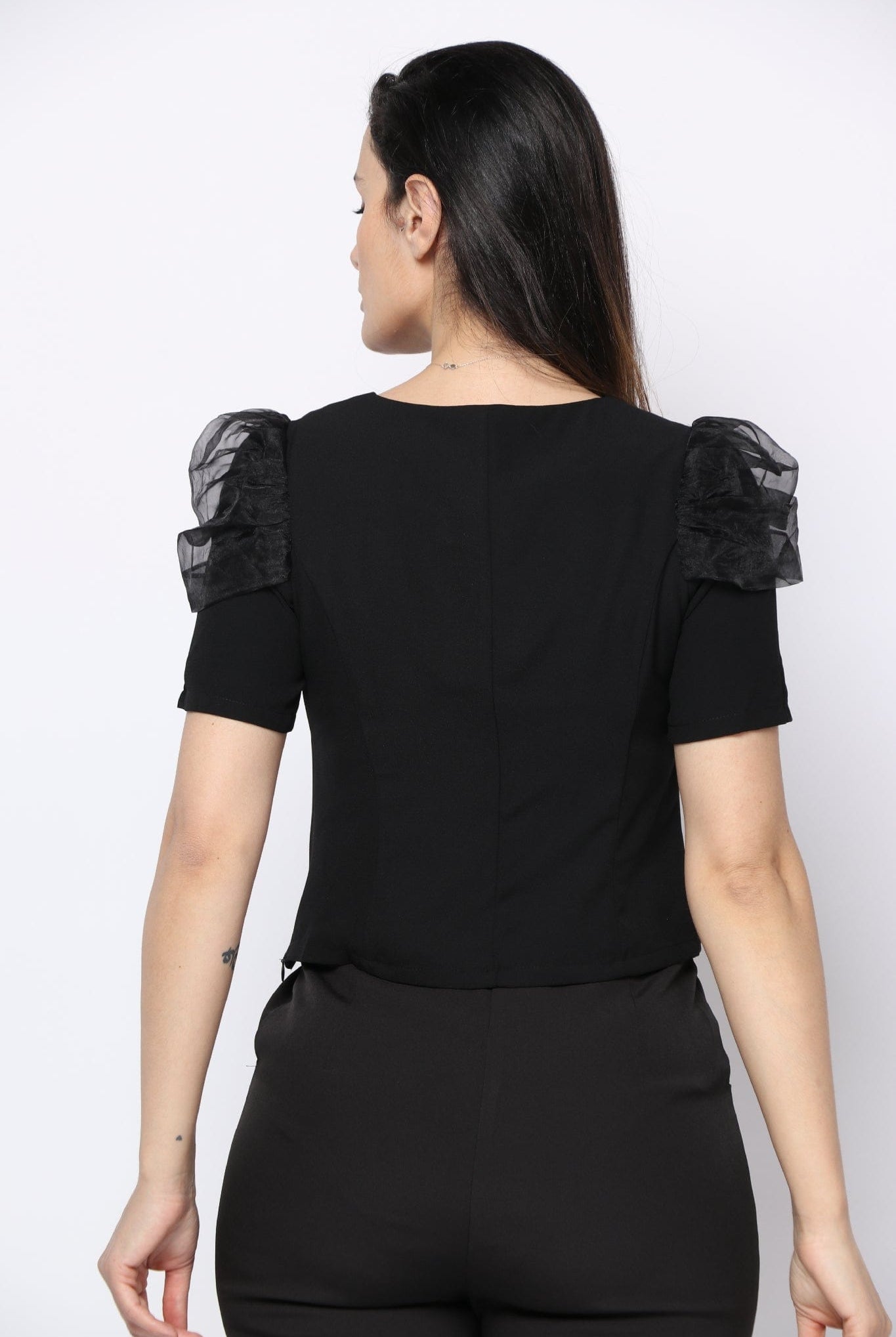 نتشي بلوزة كم قصير مزين بشيفون على الكتف