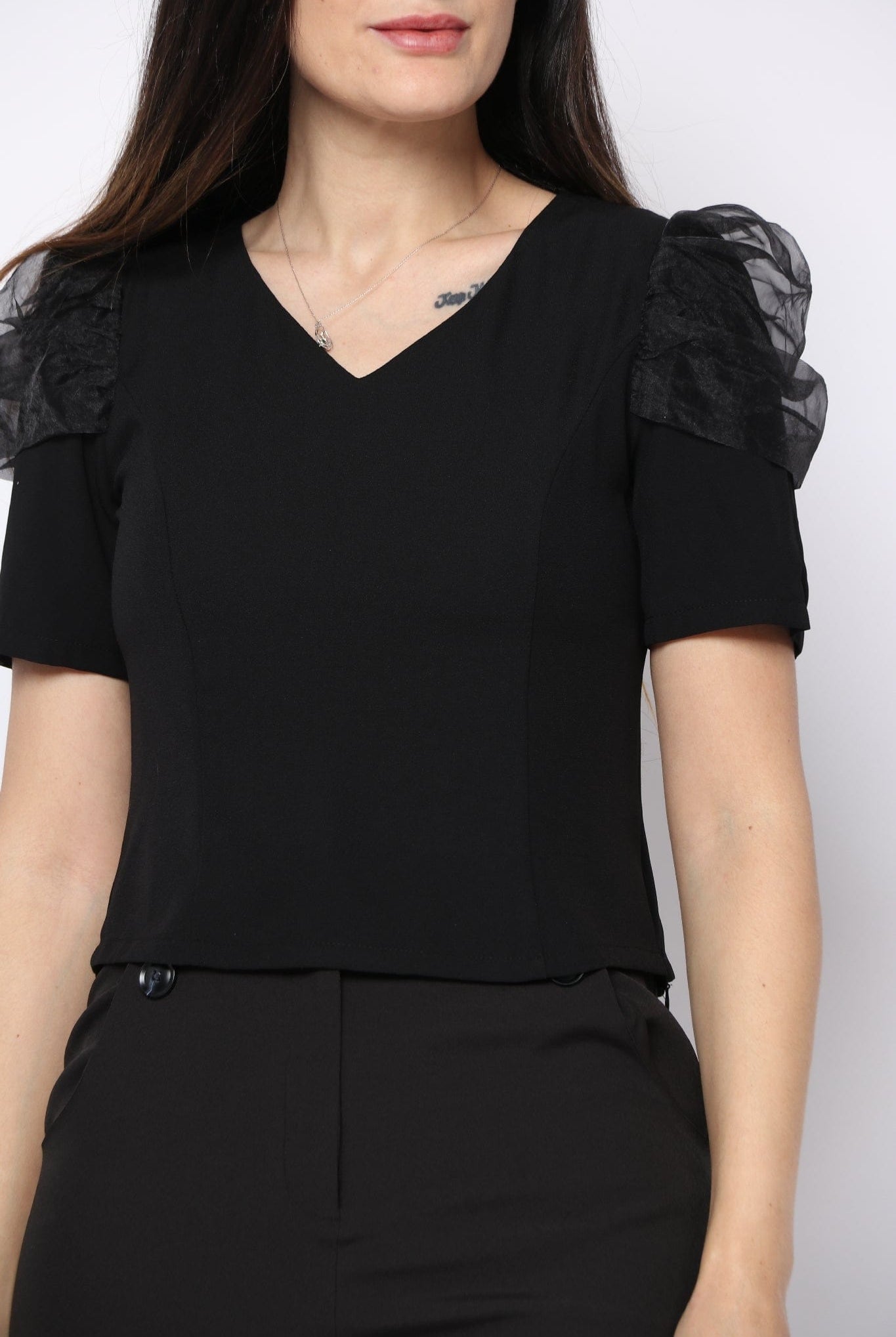 نتشي بلوزة كم قصير مزين بشيفون على الكتف