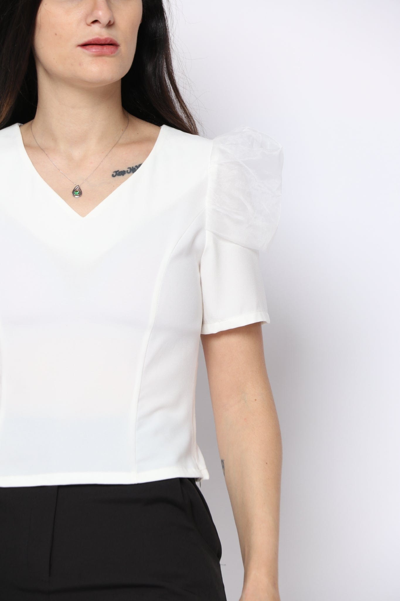 نتشي بلوزة كم قصير مزين بشيفون على الكتف