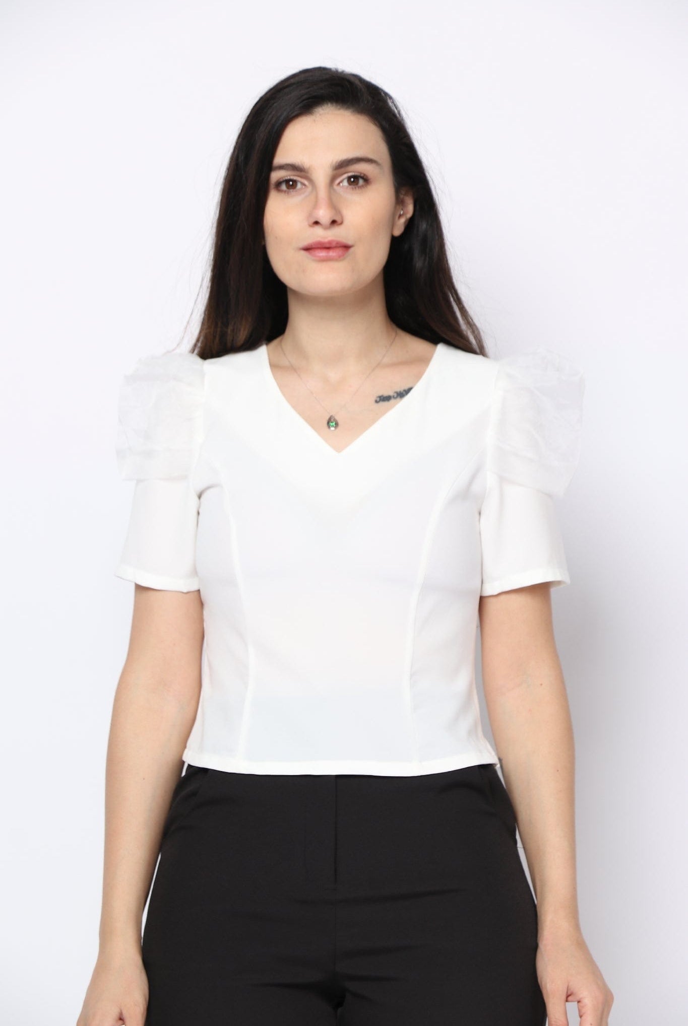 نتشي بلوزة كم قصير مزين بشيفون على الكتف