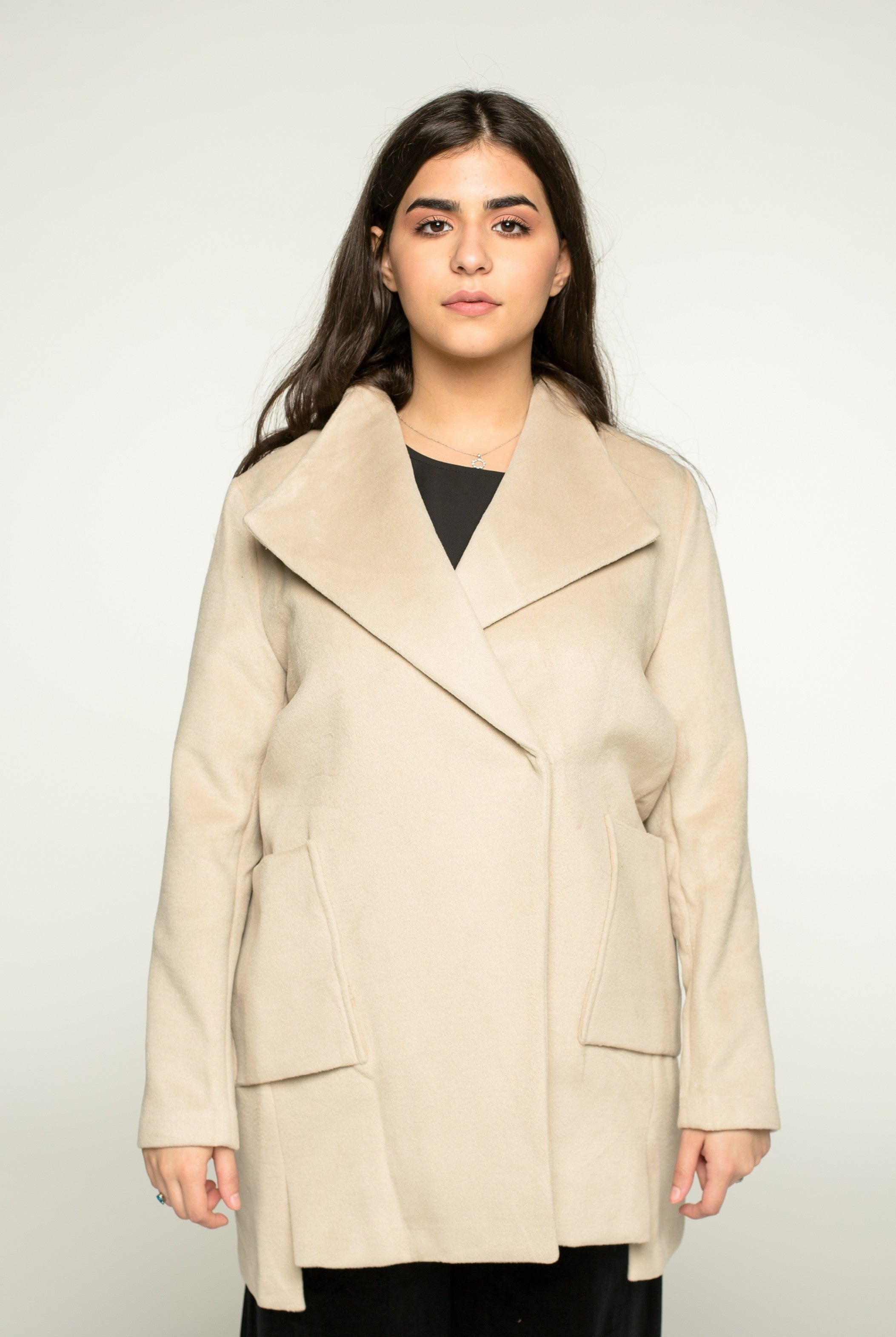 نتشي سترة سادة بجيوب جانبية بأكمام طويلة