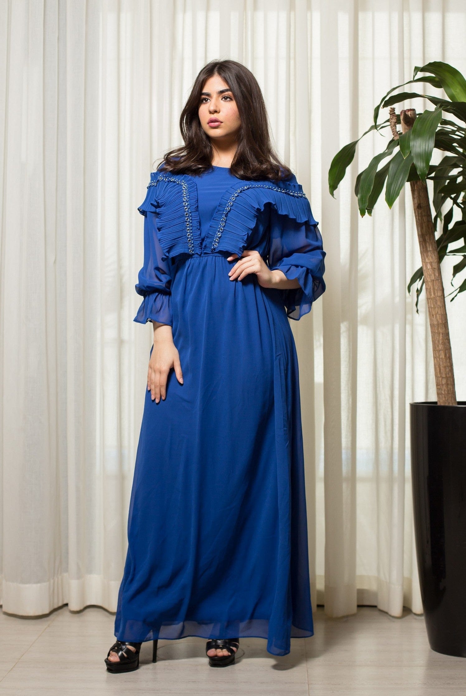 نتشي فستان ماكسي بأكمام طويلة مزين بكرانيش