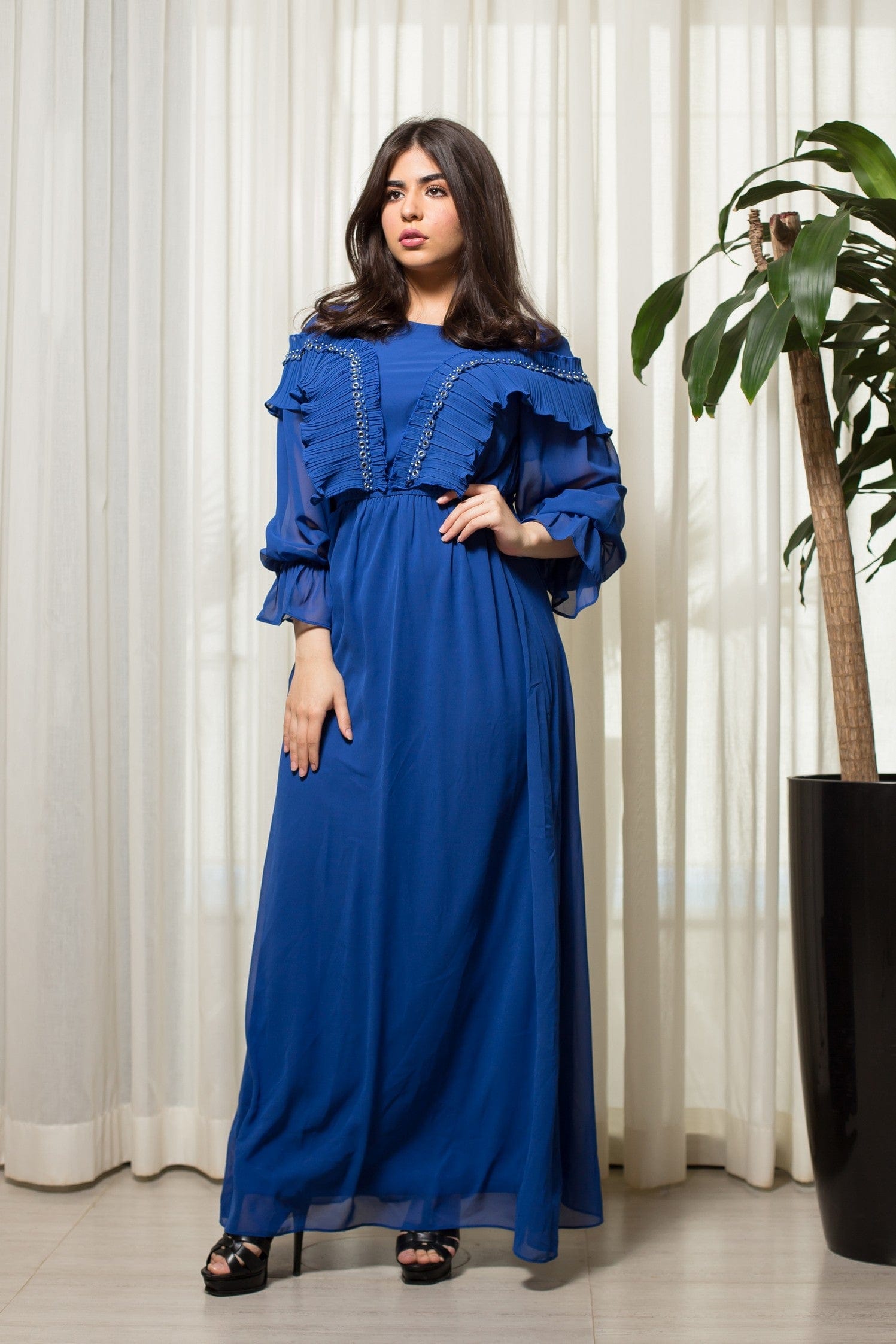 نتشي فستان ماكسي بأكمام طويلة مزين بكرانيش