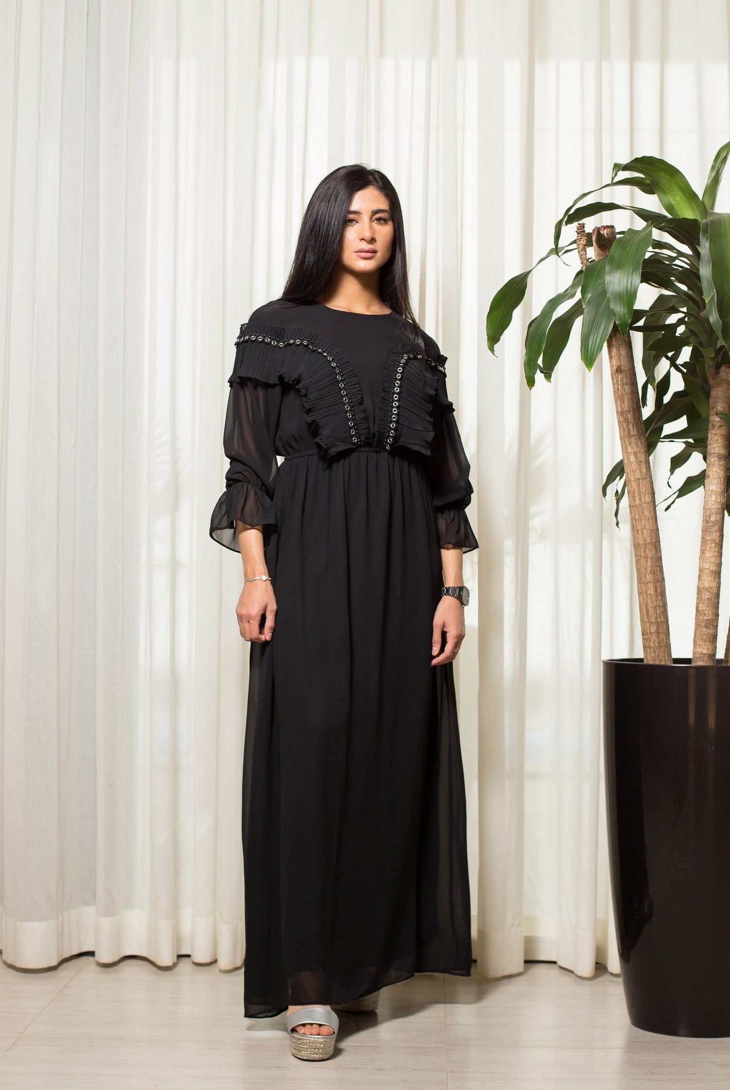 نتشي فستان ماكسي بأكمام طويلة مزين بكرانيش