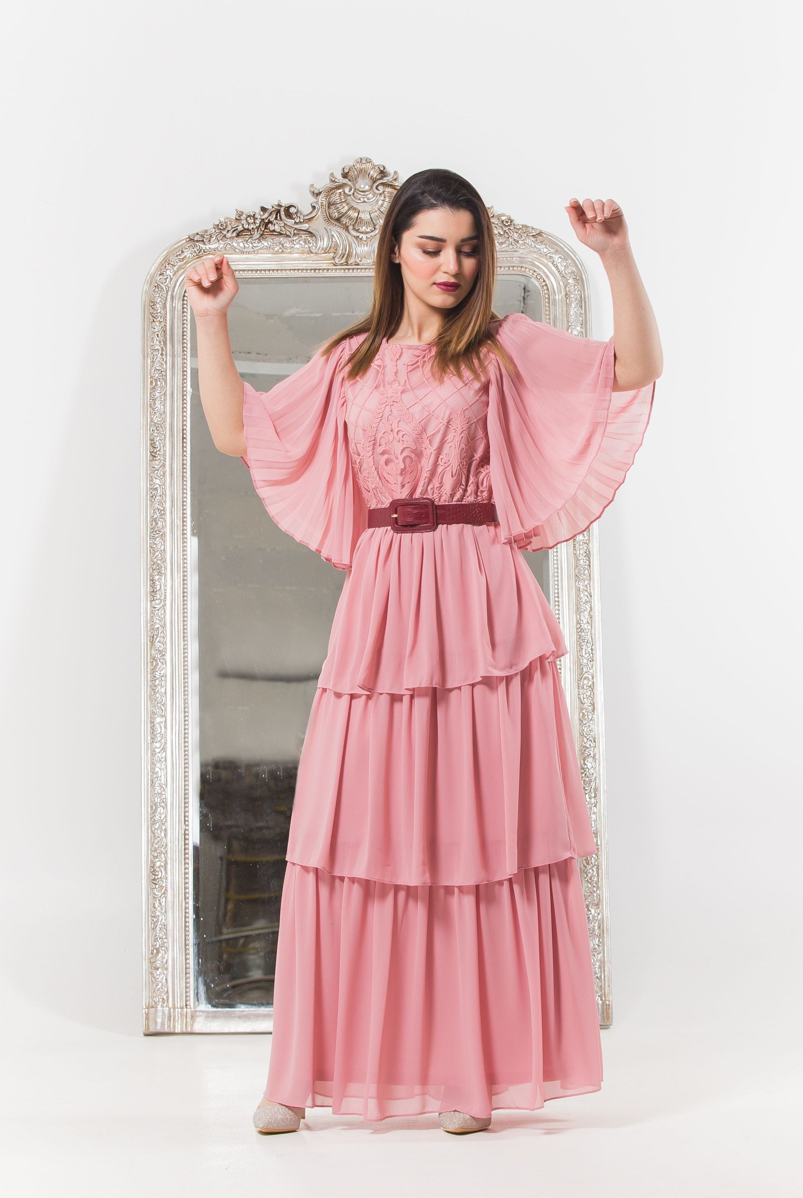 نتشي فستان طويل سهرة طبقات شيفون ودانتيل كم فراشة