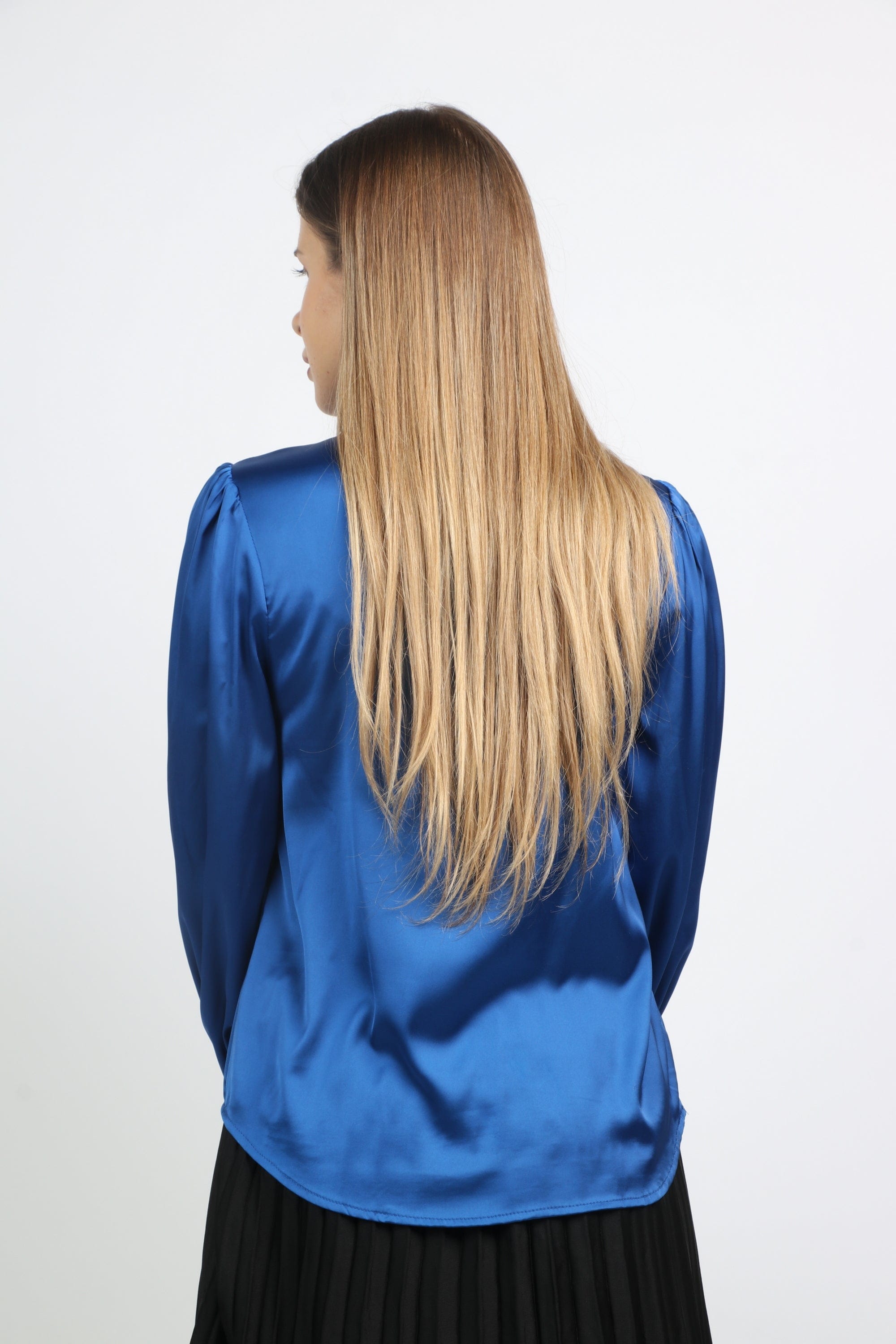 نتشي بلوزة سادة ستان كم طويل بف نسائي