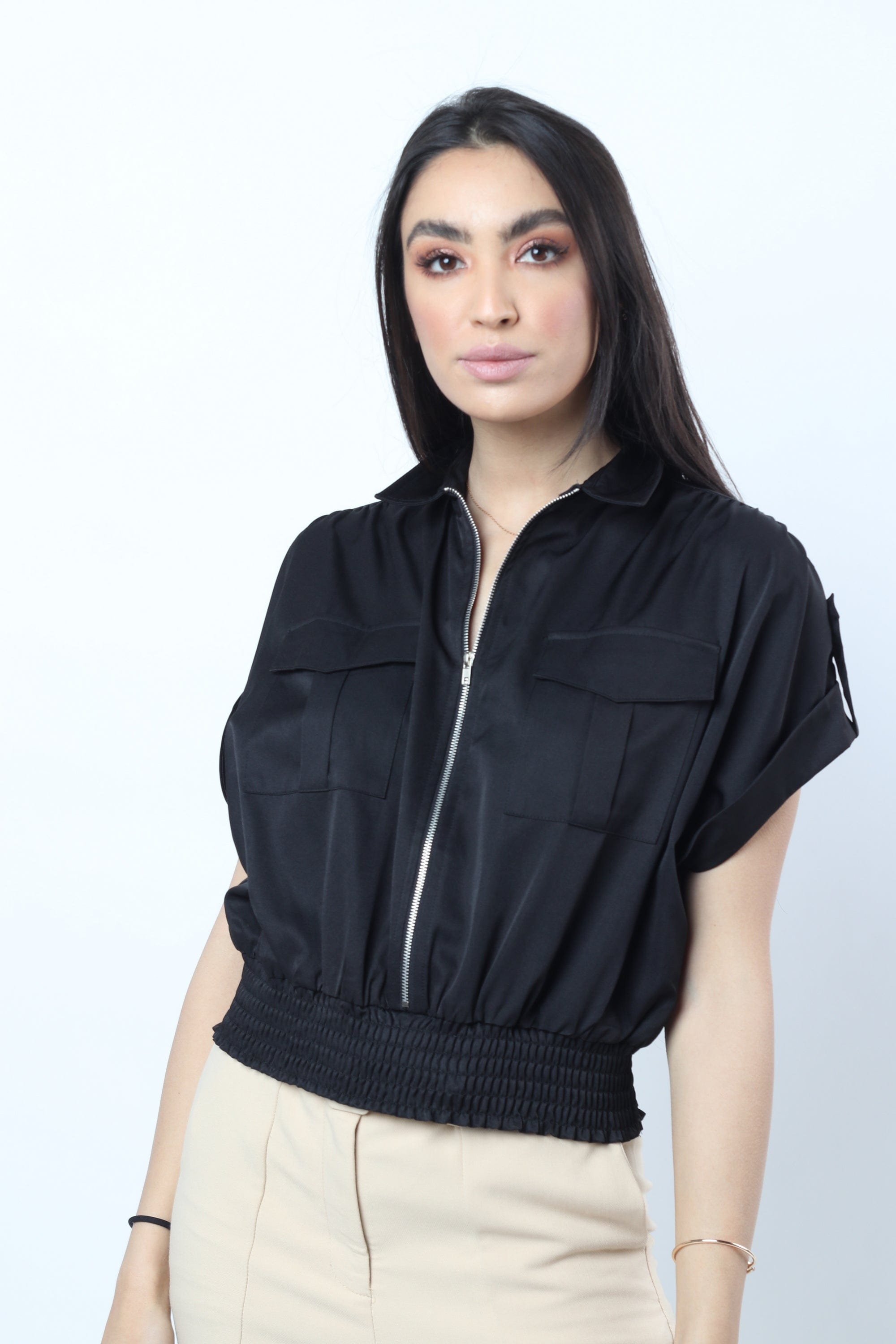 نتشي بلوزة بياقة وأزرار أمامية بحزام خصر مخفي بكم قصير