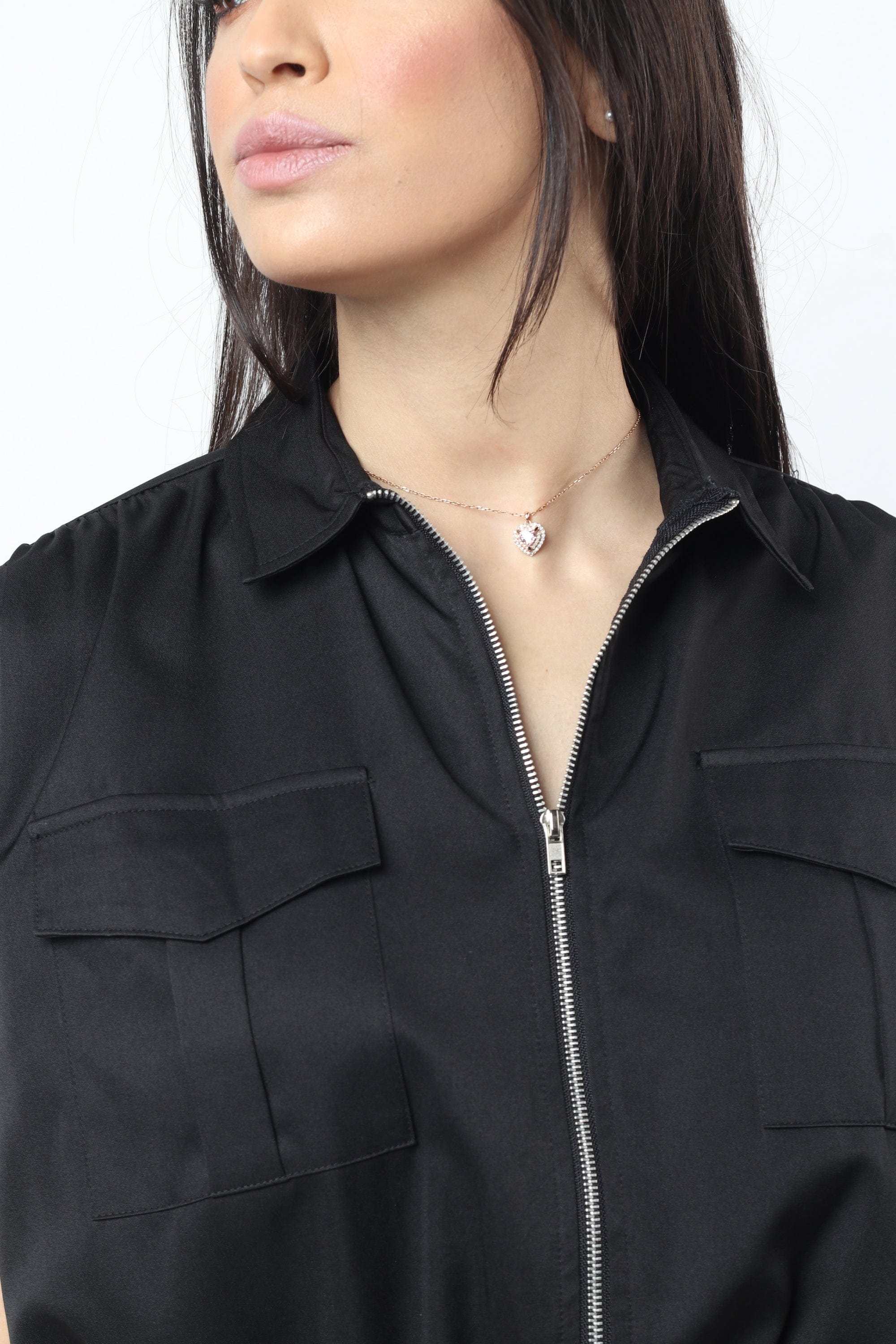 نتشي بلوزة بياقة وأزرار أمامية بحزام خصر مخفي بكم قصير