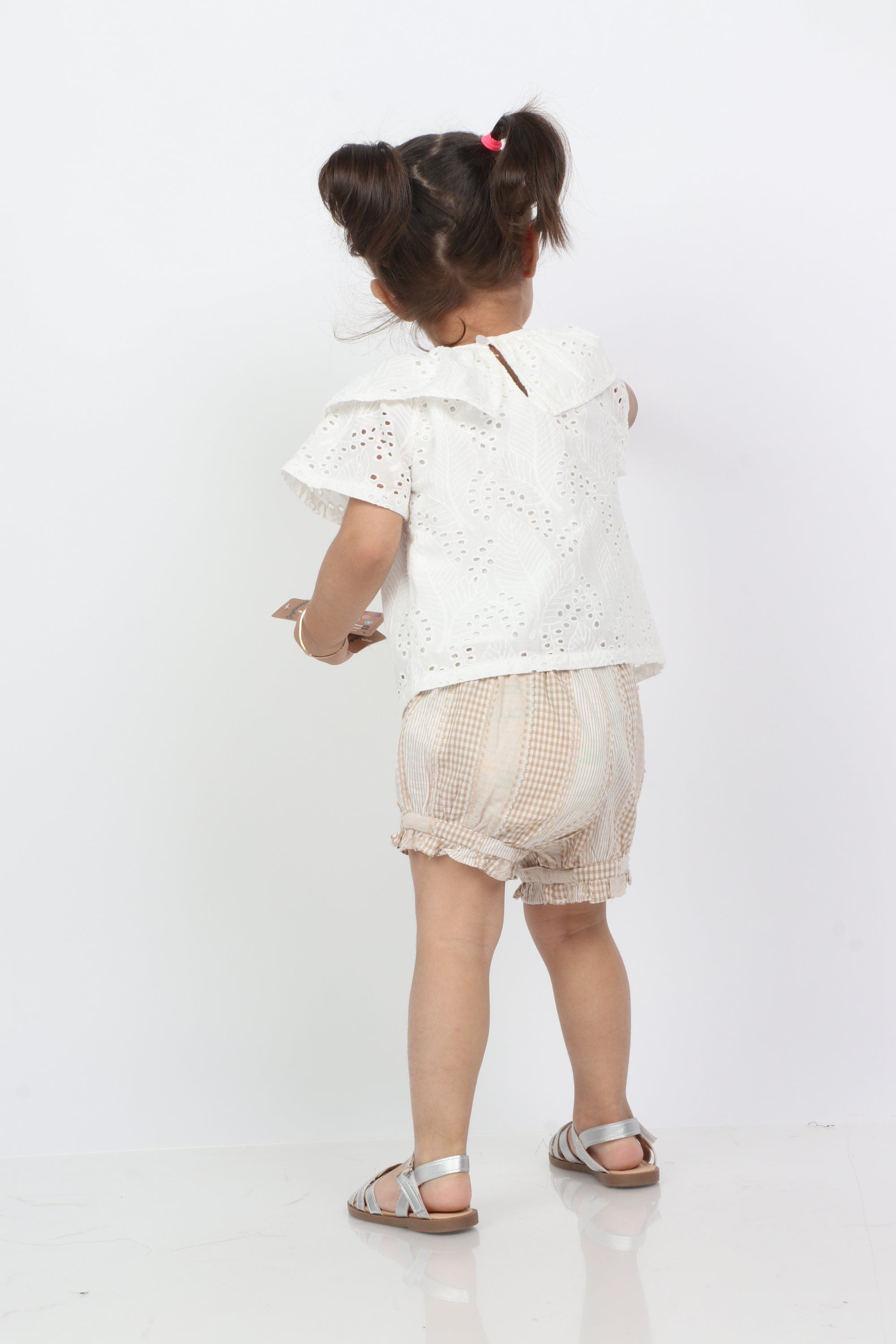 جينجرسنابس شورت بيبي بنات مزين بازرار من الأمام بني