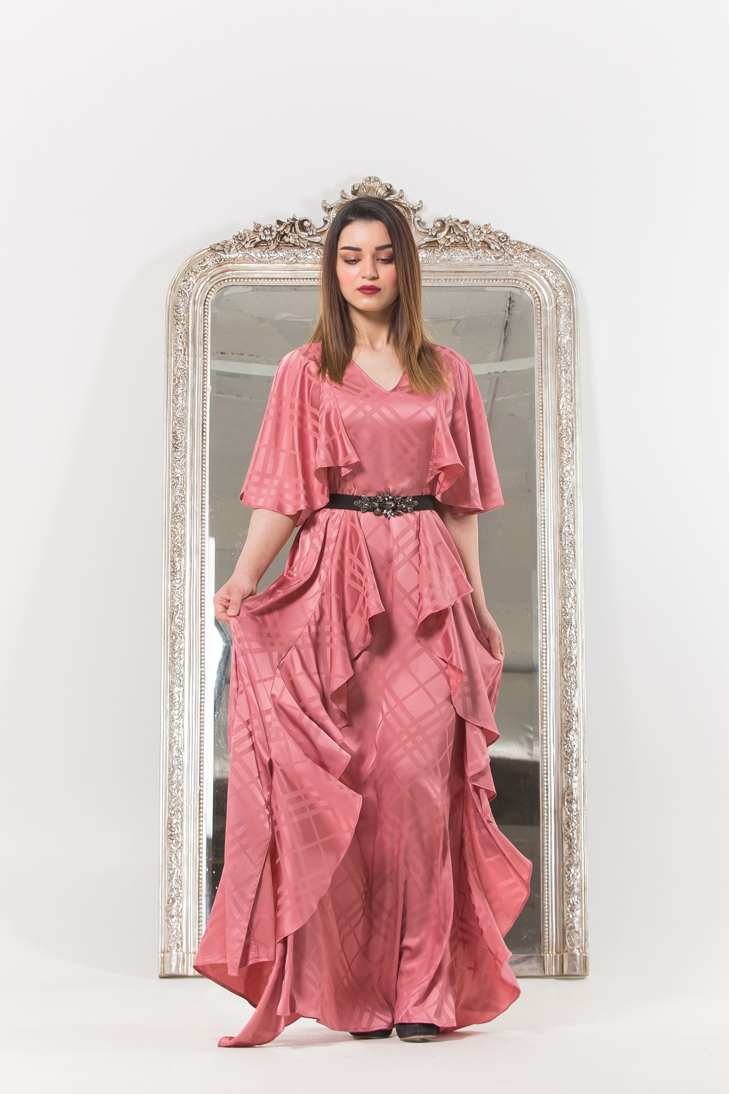 نتشي فستان طويل سواريه كلاسيكي بأكمام فراشة