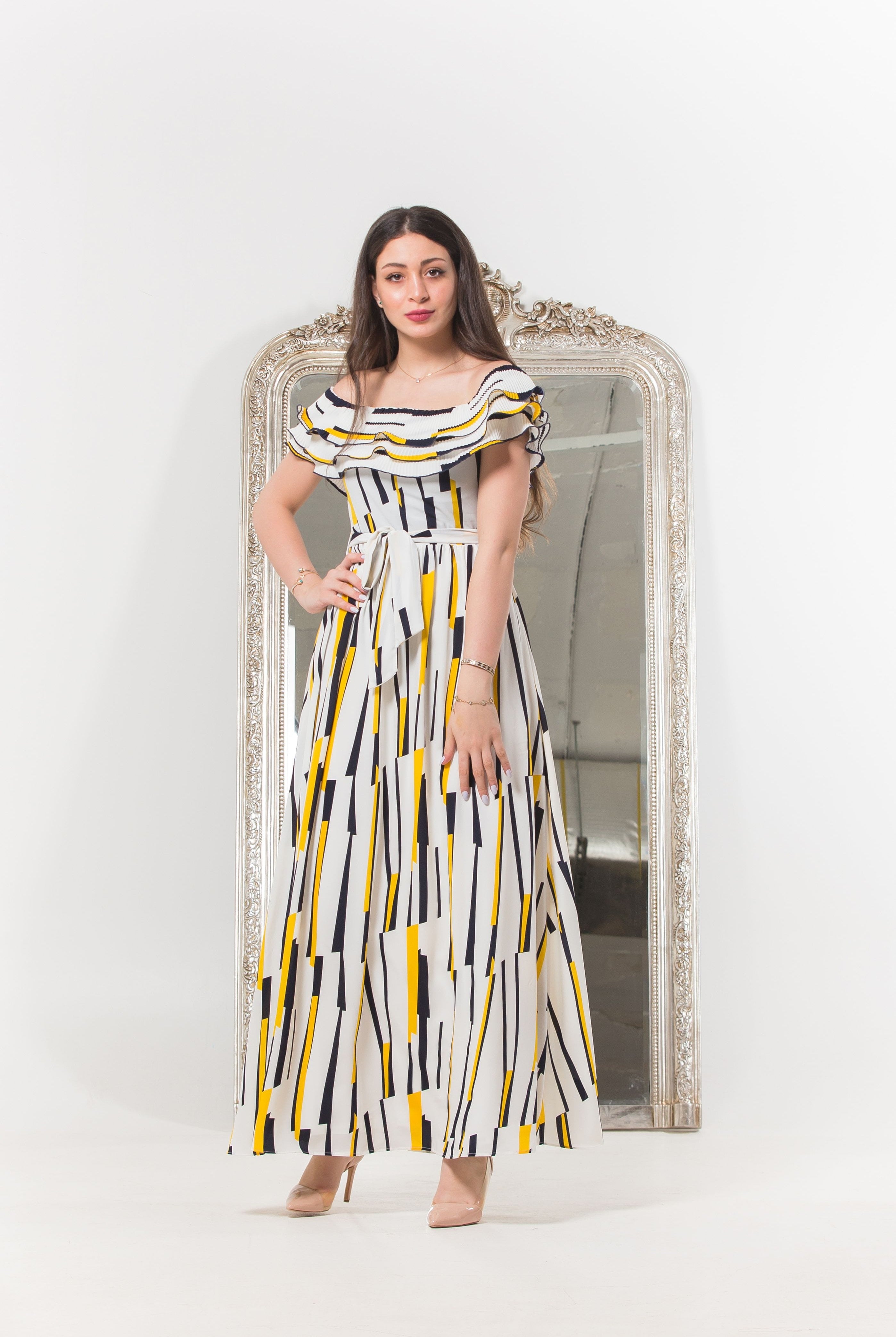 نتشي فستان طويل مطبوع بحزام بدون اكتاف كم قصير