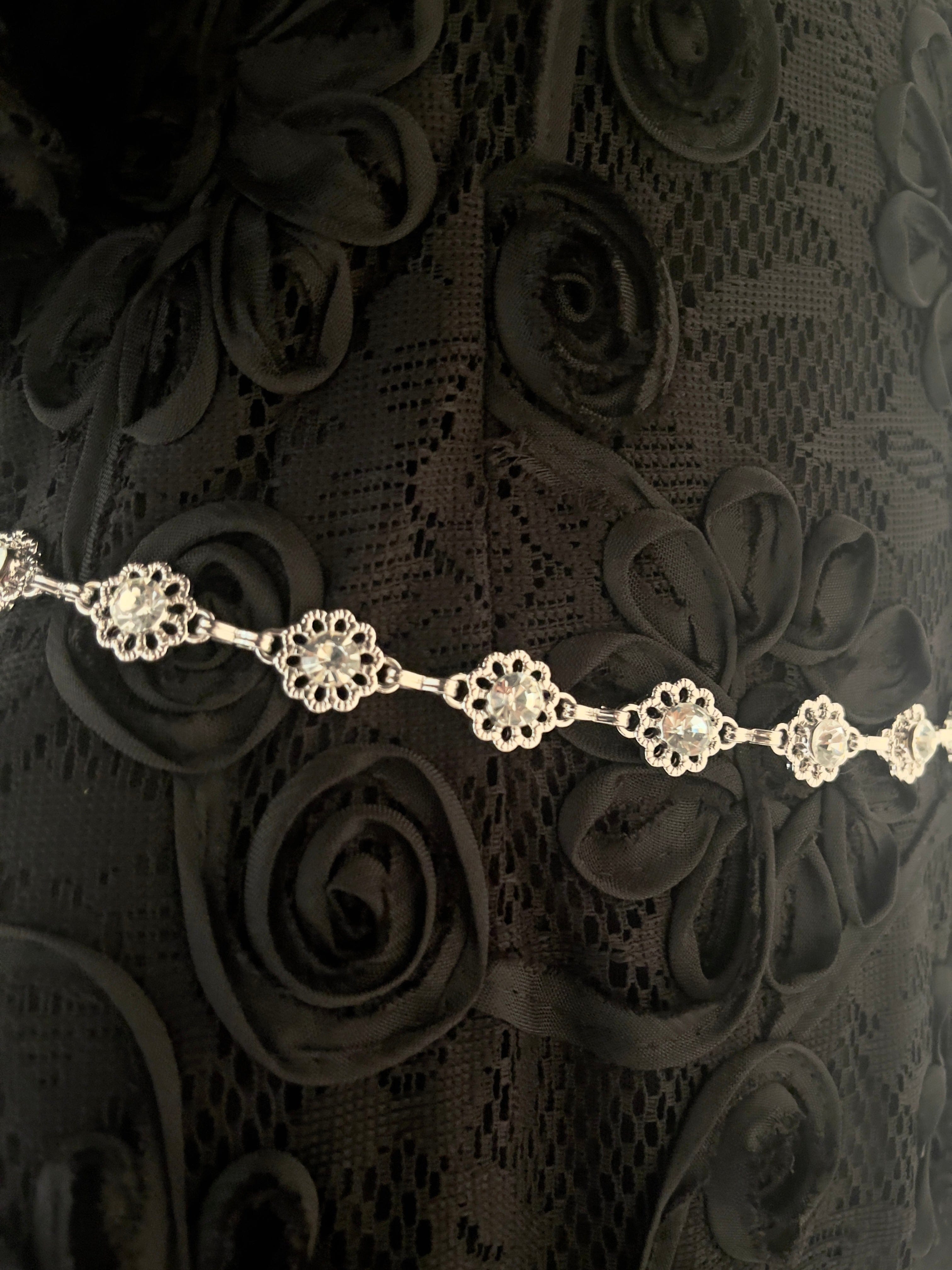 نتشي حزام معدني على شكل ورود فضي