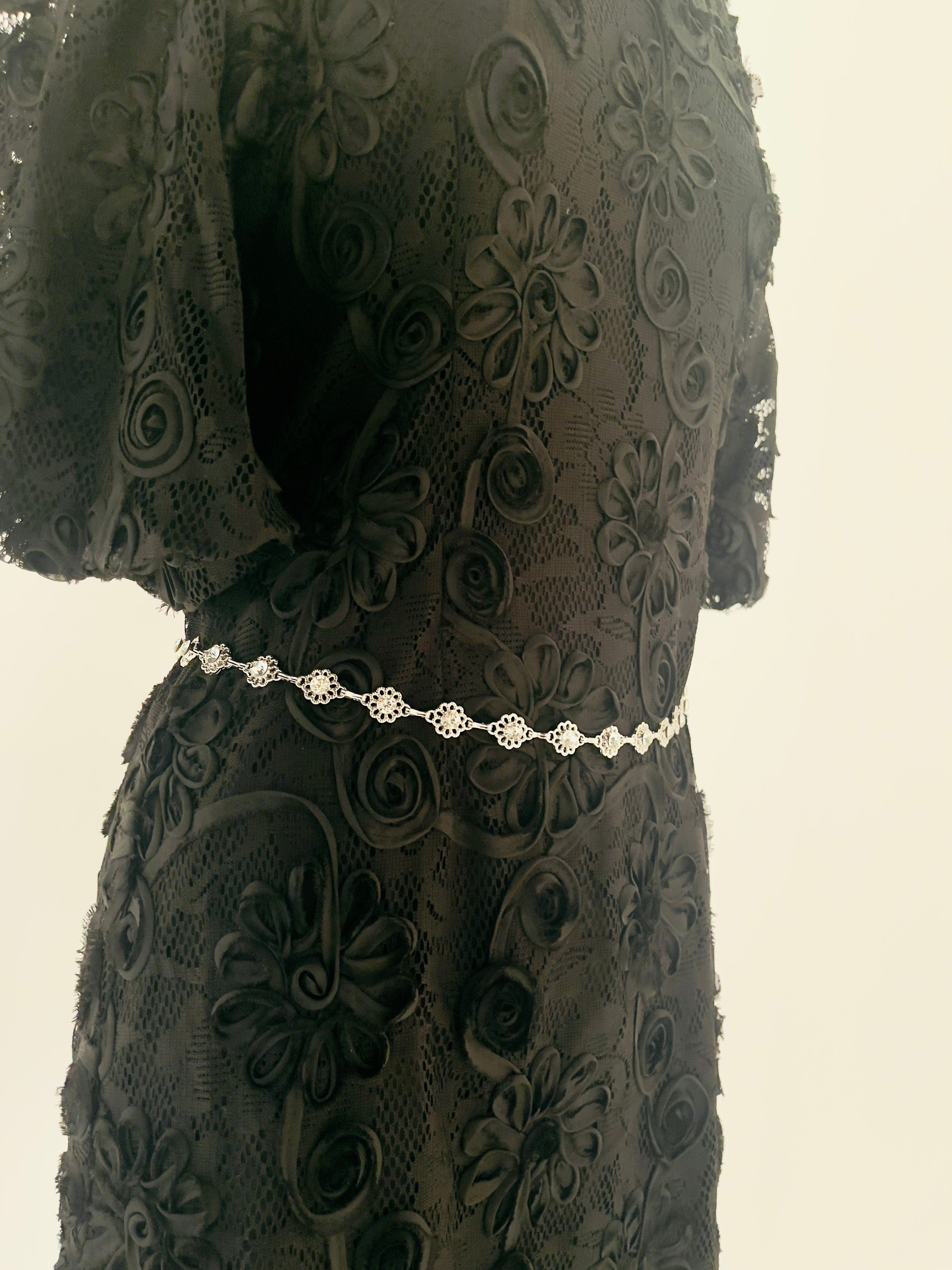 نتشي حزام على شكل ورود معدنية فضي