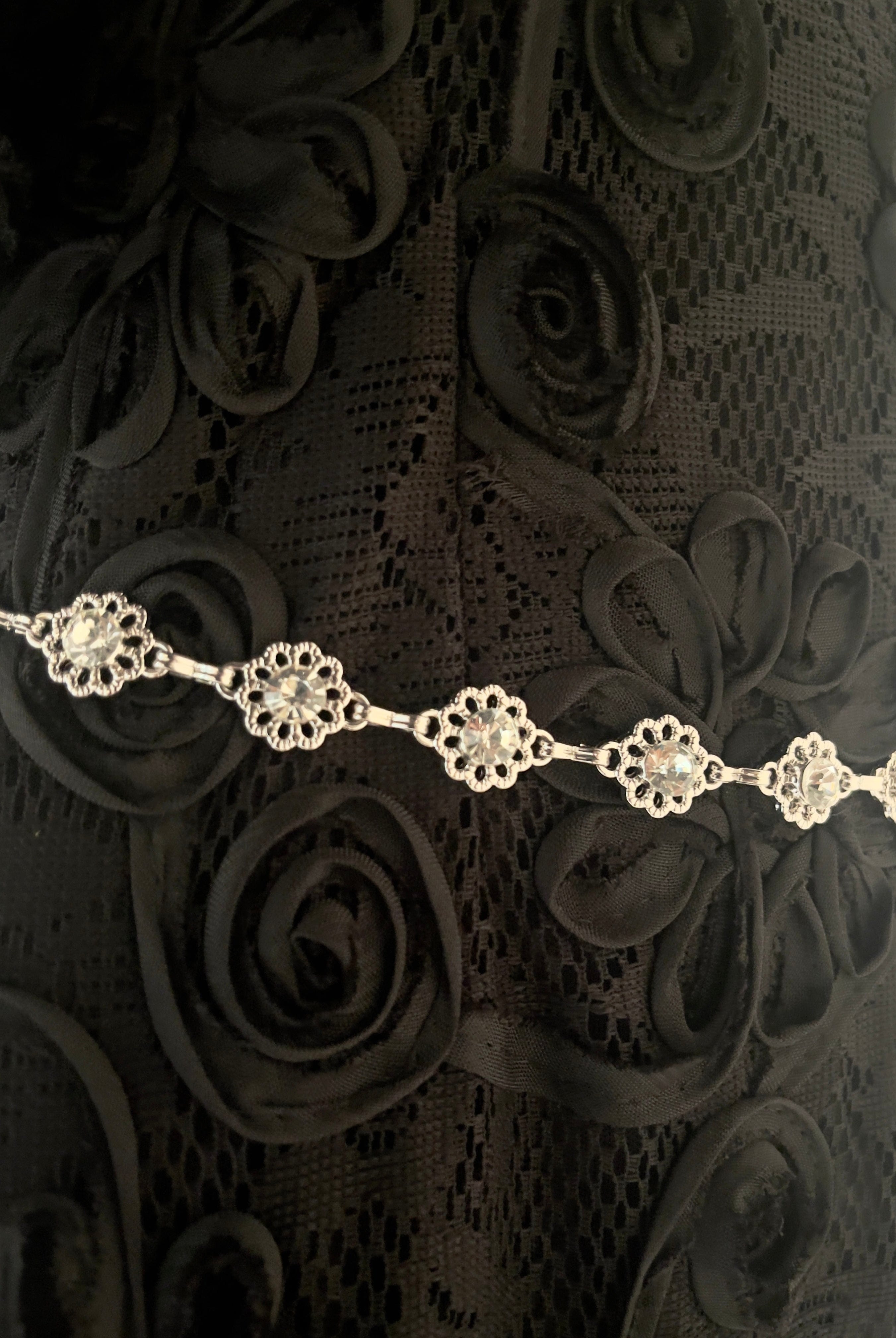 ميكا حزام معدني على شكل وردة مع كريستال في المنتصف فضي