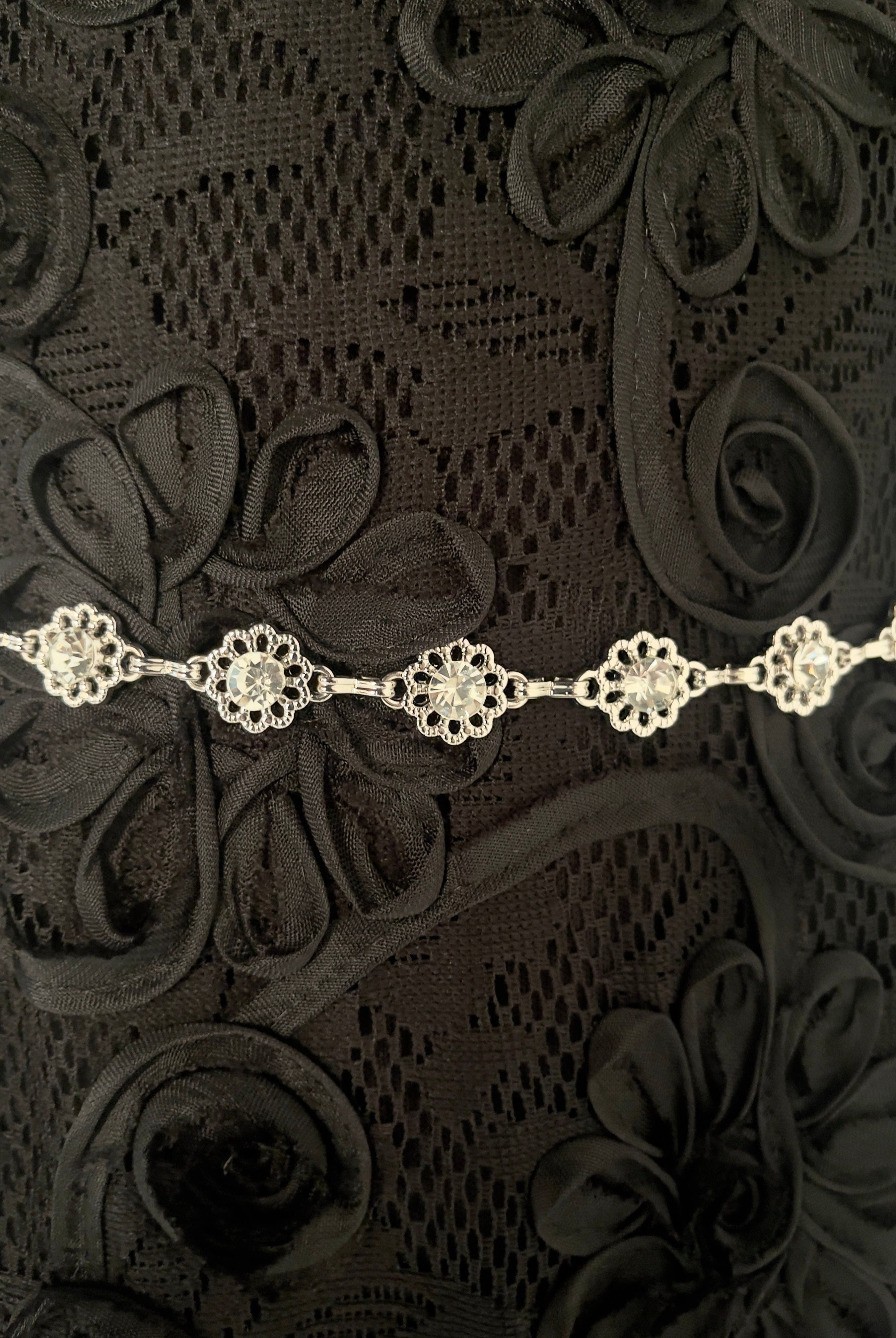 ميكا حزام معدني على شكل وردة مع كريستال في المنتصف فضي