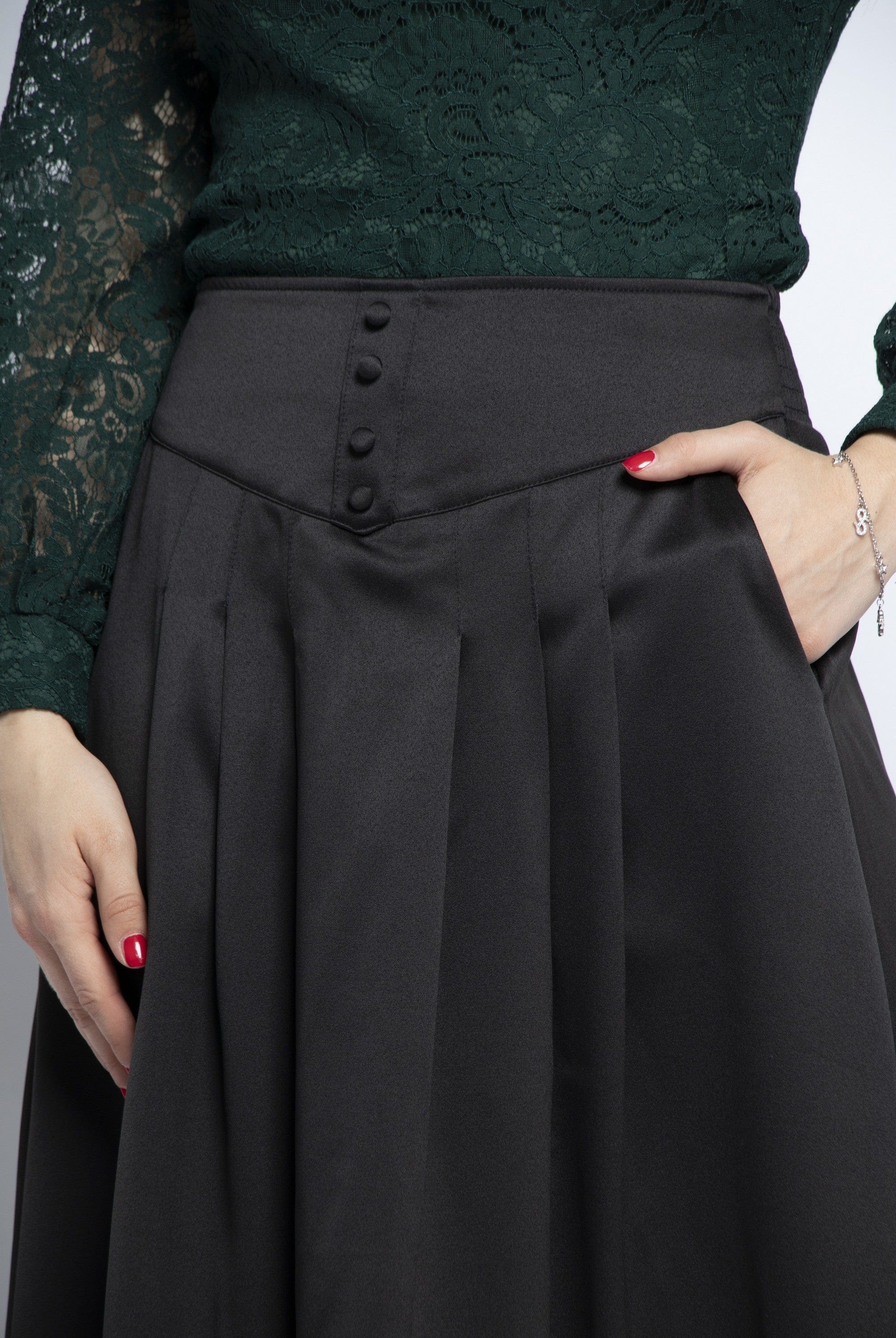 نتشي تنورة ميدي كسرات أمامية عريضة مع حزام عريض مزين بأزرار