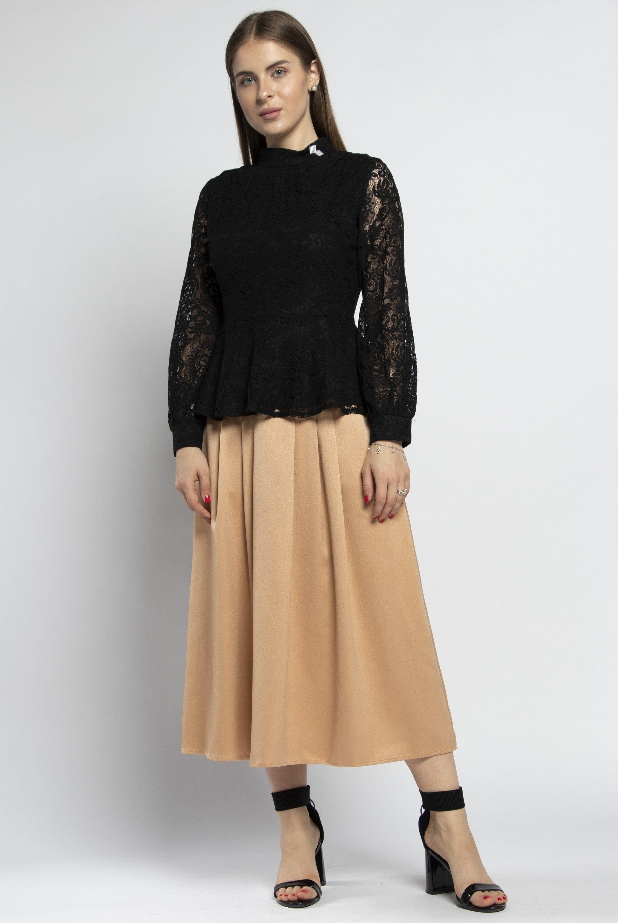 نتشي تنورة ميدي كسرات أمامية عريضة مع حزام عريض مزين بأزرار