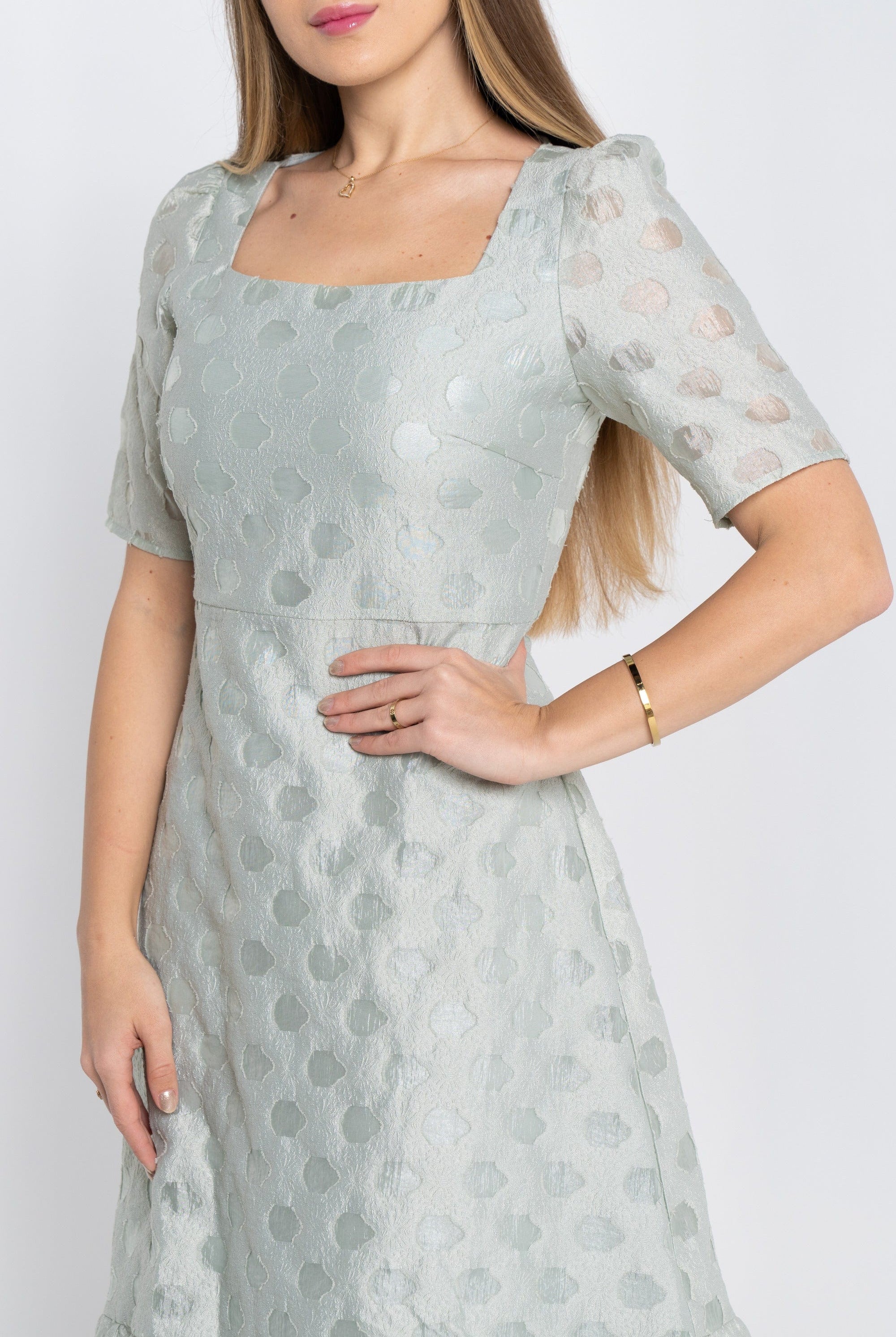 نتشي فستان قصير مطرز بياقة مربعة كم قصير نسائي