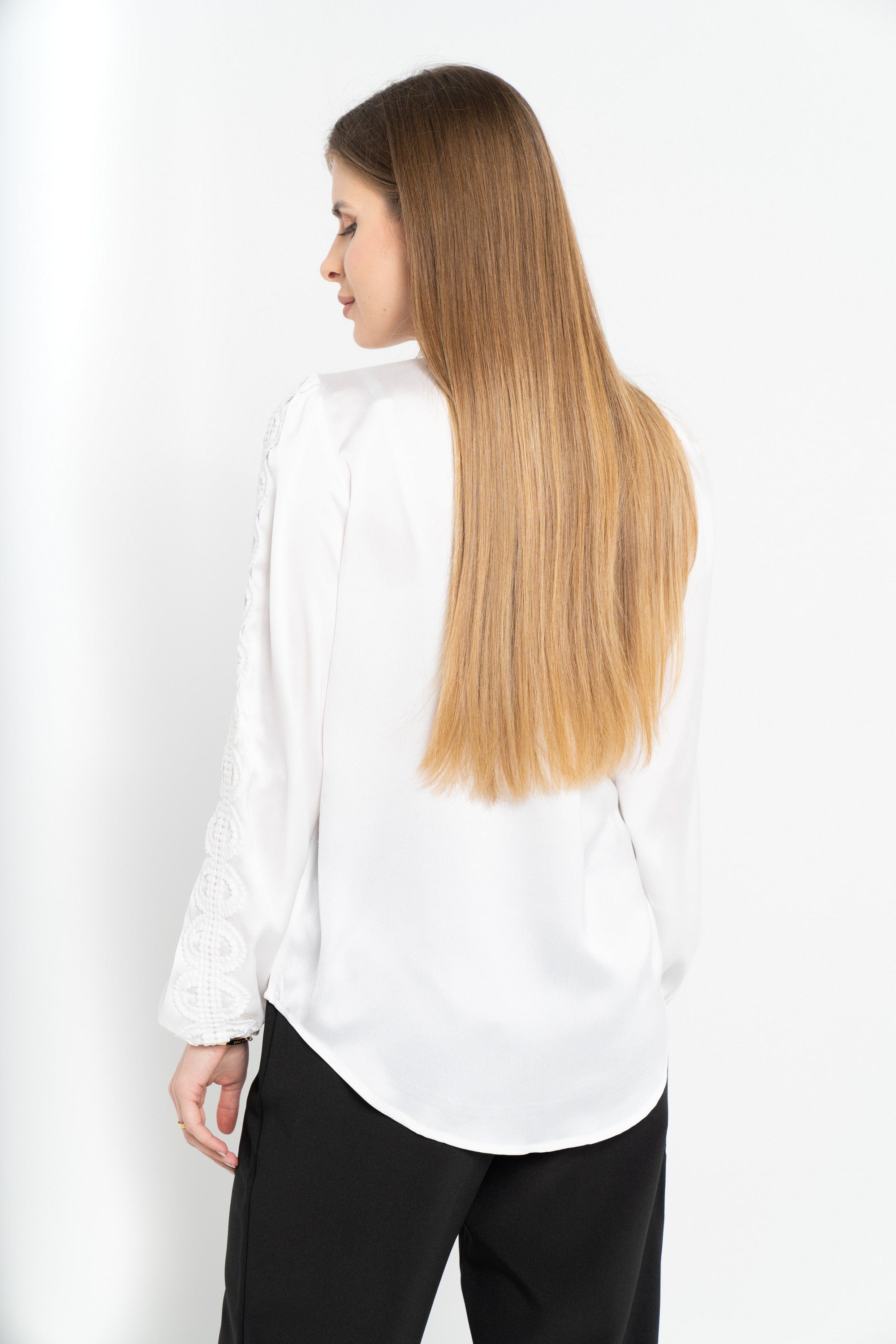 نتشي بلوزة سادة كم طويل مطرز بف بفتحة سبعة نسائي