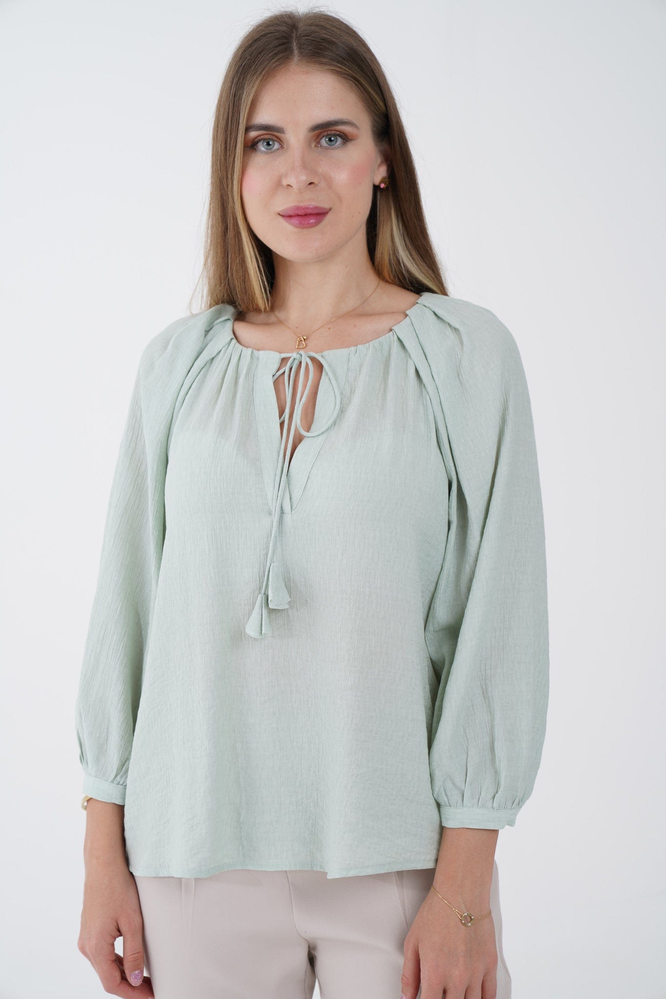 نتشي توب سادة بفتحة صدر ورباط 3/4 كم بف