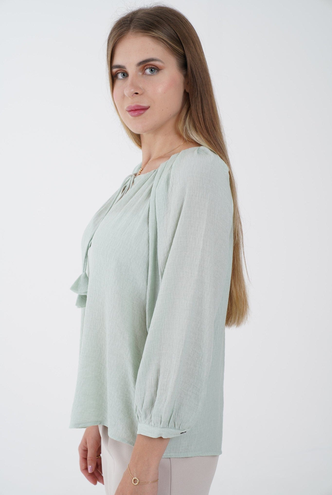 نتشي توب سادة بفتحة صدر ورباط 3/4 كم بف