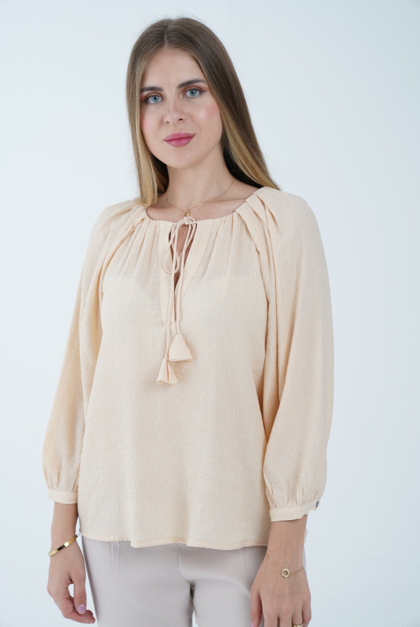 نتشي توب سادة بفتحة صدر ورباط 3/4 كم بف