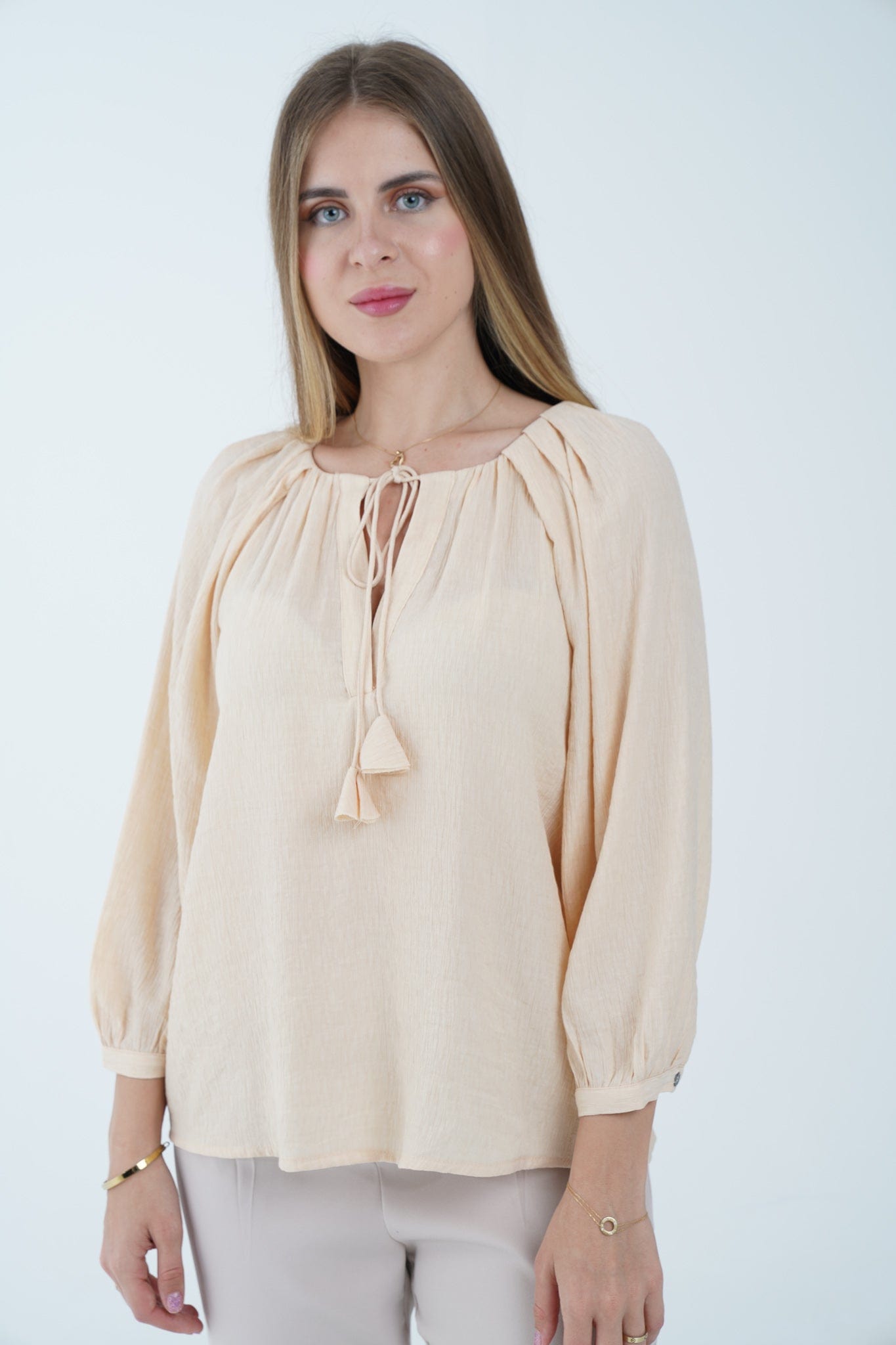 نتشي توب سادة بفتحة صدر ورباط 3/4 كم بف