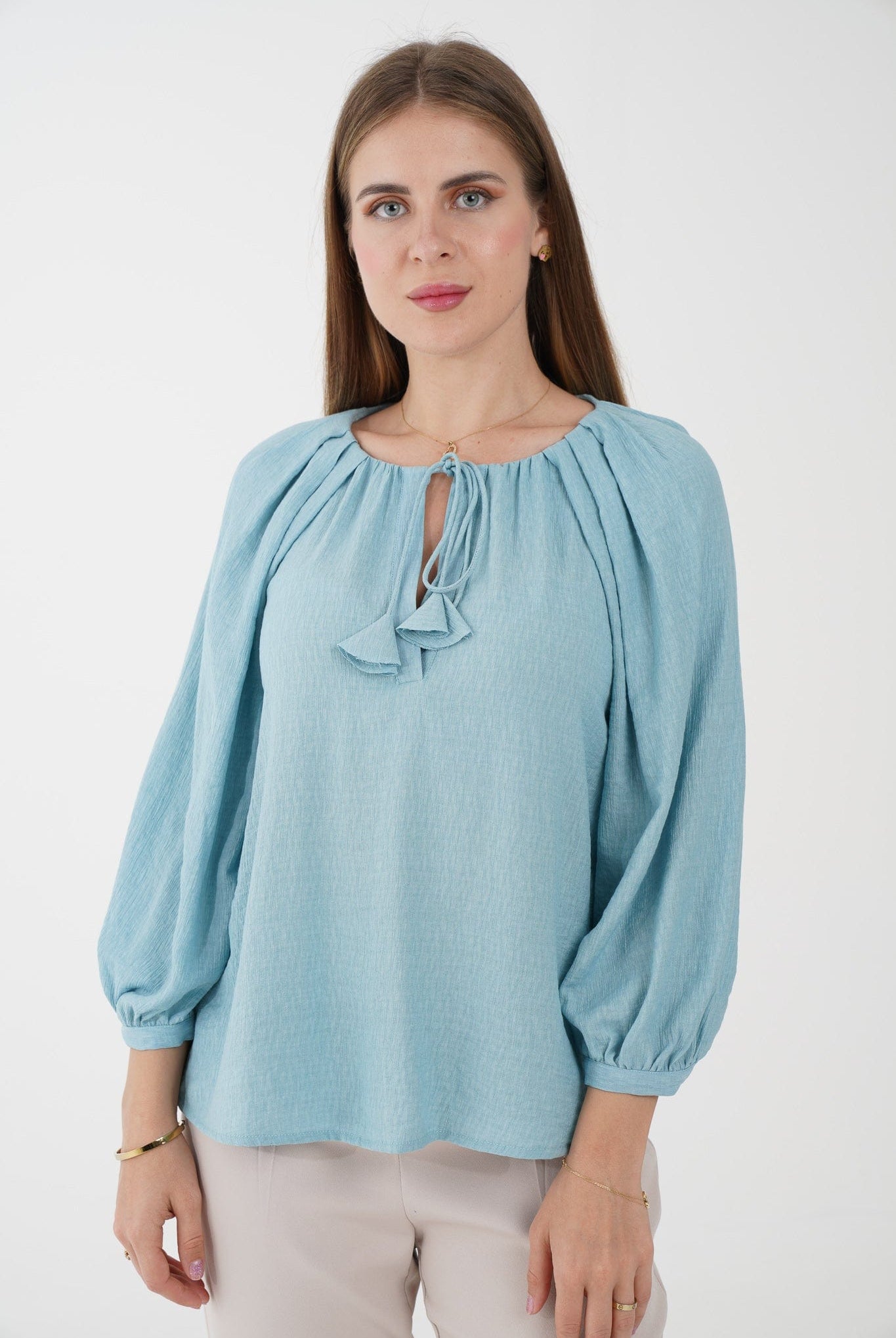 نتشي توب سادة بفتحة صدر ورباط 3/4 كم بف