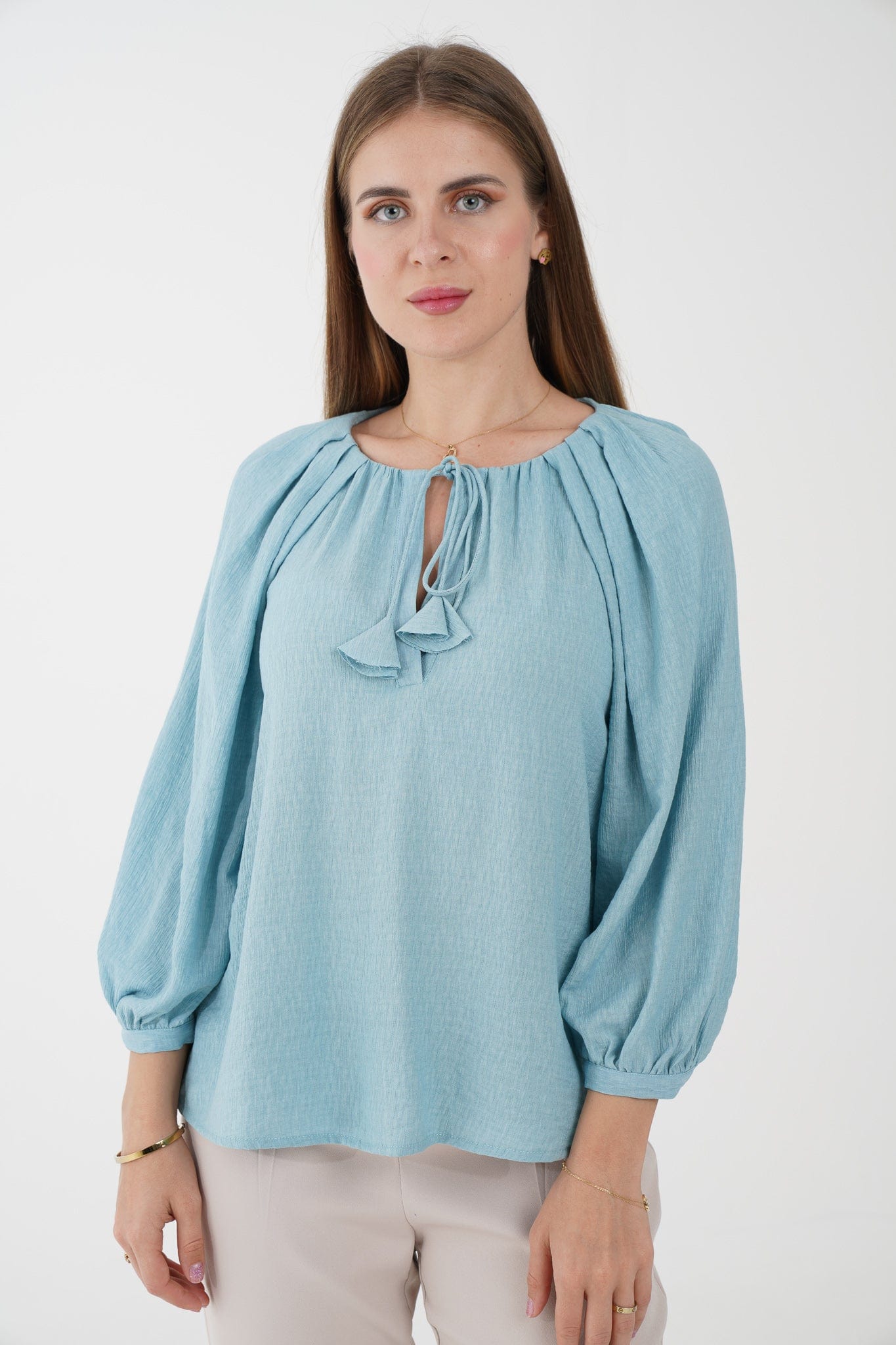 نتشي توب سادة بفتحة صدر ورباط 3/4 كم بف