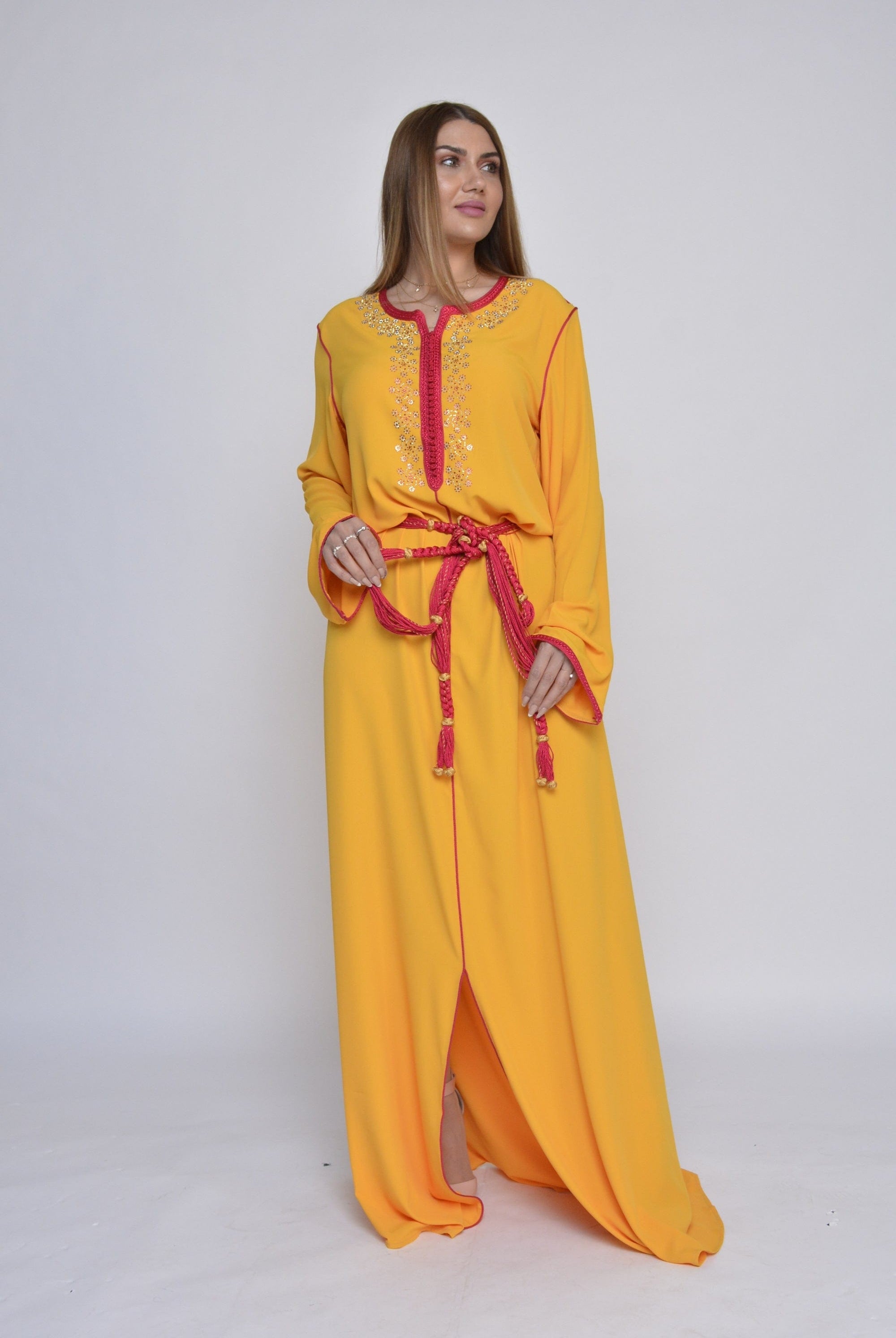 ديامانتين قفطان مغربية مطرزة من الصدر أكمام طويلة مع رباط على الخصر