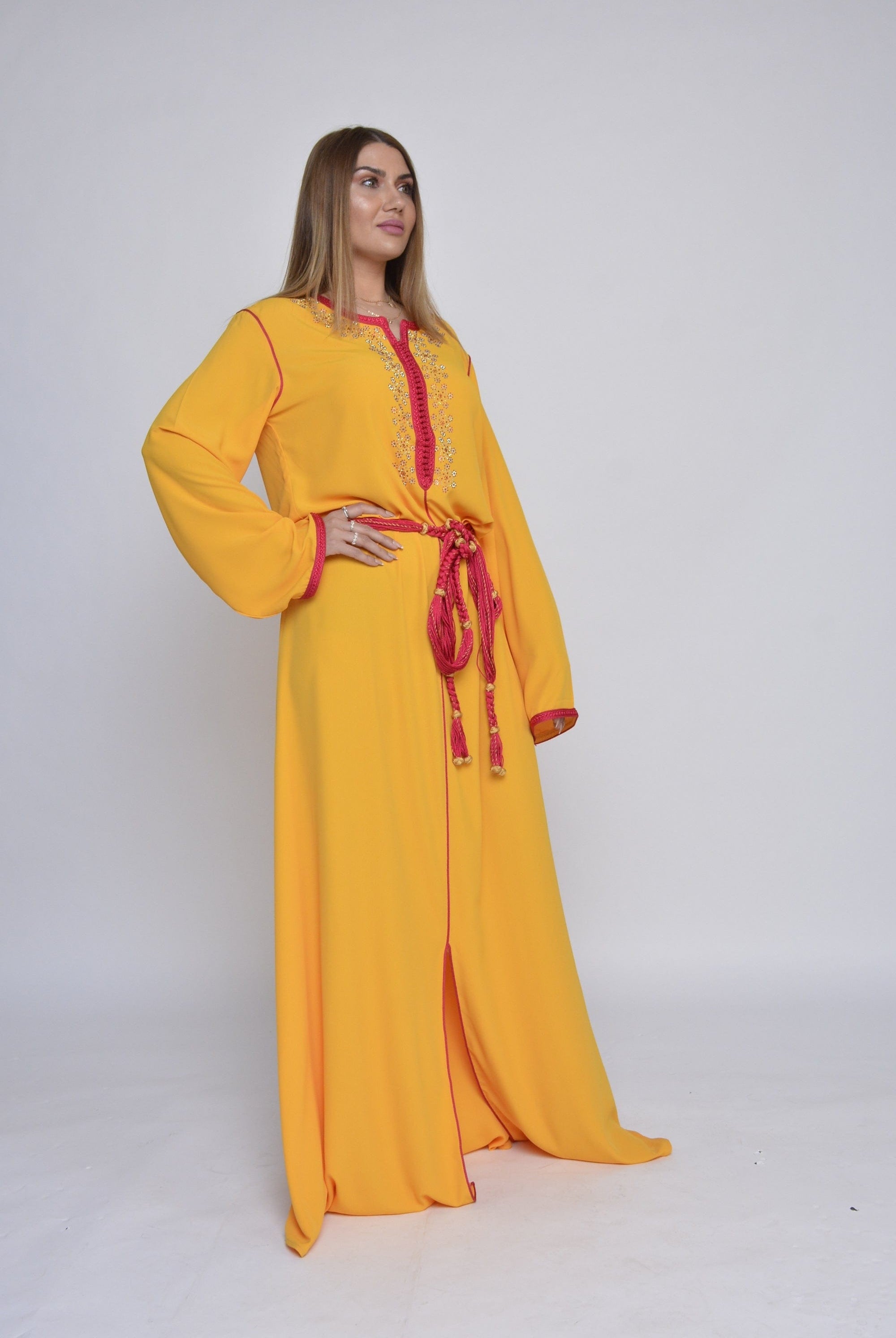 ديامانتين قفطان مغربية مطرزة من الصدر أكمام طويلة مع رباط على الخصر