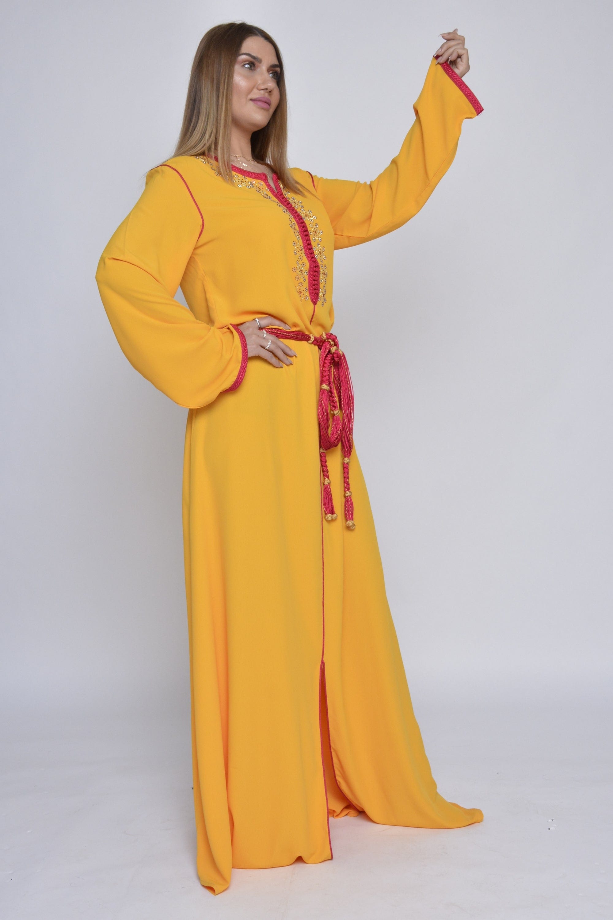 ديامانتين قفطان مغربية مطرزة من الصدر أكمام طويلة مع رباط على الخصر