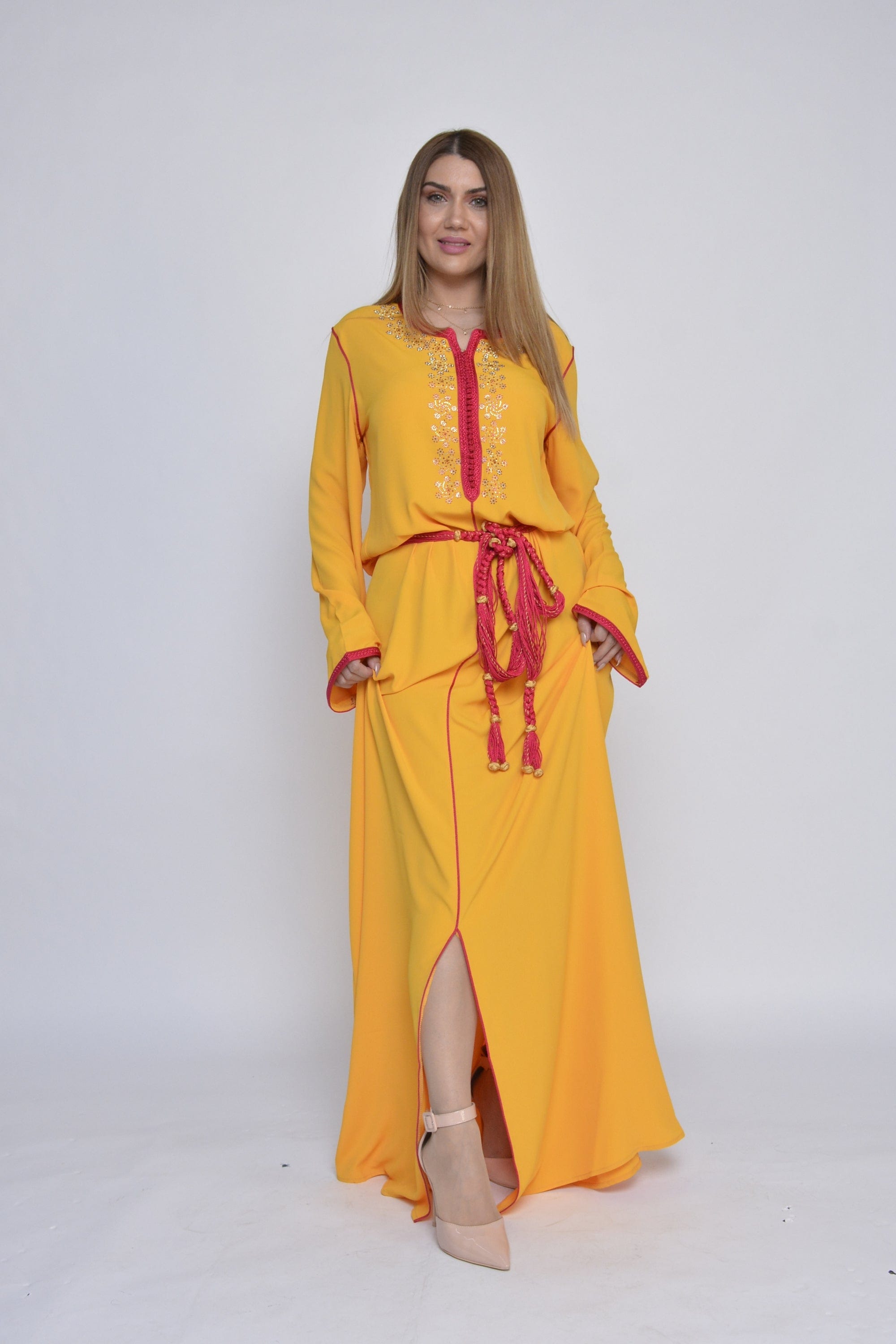 ديامانتين قفطان مغربية مطرزة من الصدر أكمام طويلة مع رباط على الخصر