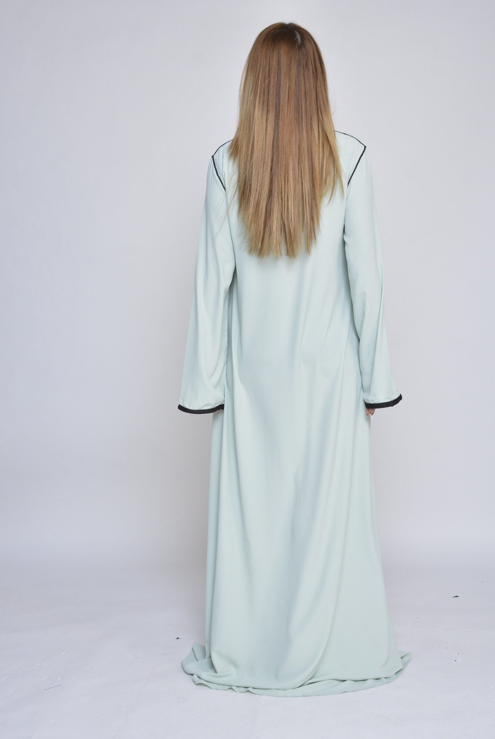 ديامانتين قفطان مغربية مطرزة من الصدر أكمام طويلة مع رباط على الخصر