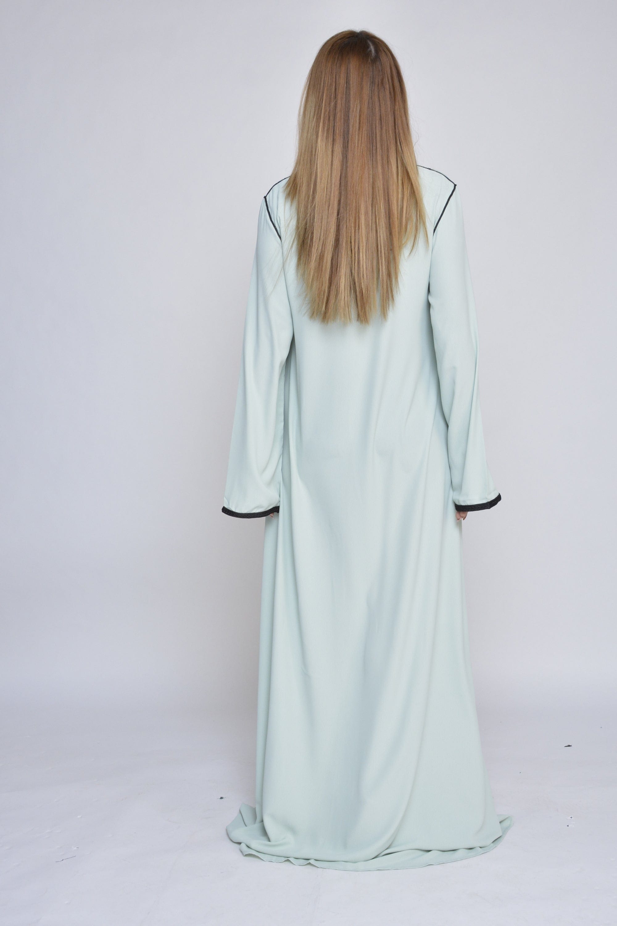 ديامانتين قفطان مغربية مطرزة من الصدر أكمام طويلة مع رباط على الخصر