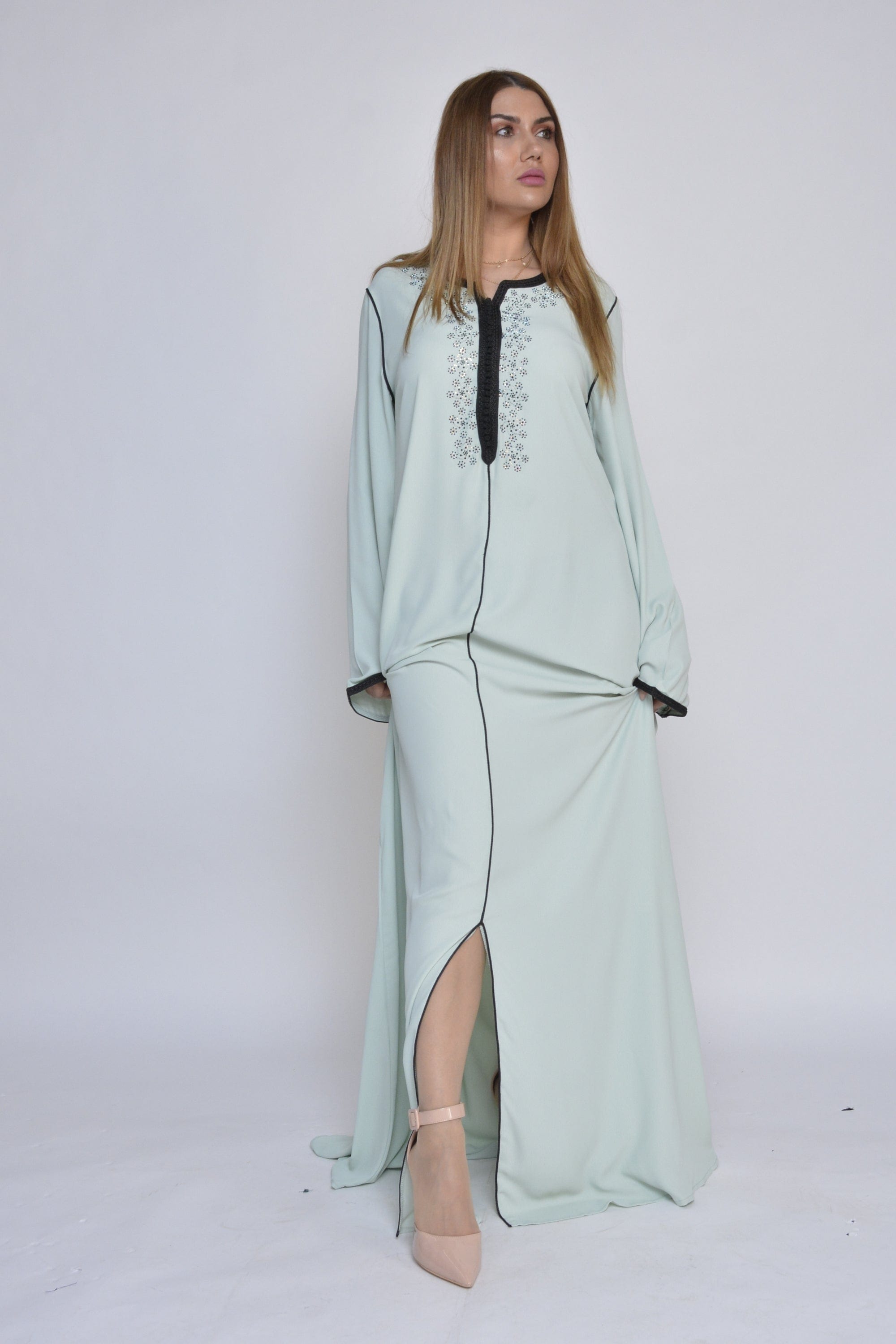 ديامانتين قفطان مغربية مطرزة من الصدر أكمام طويلة مع رباط على الخصر