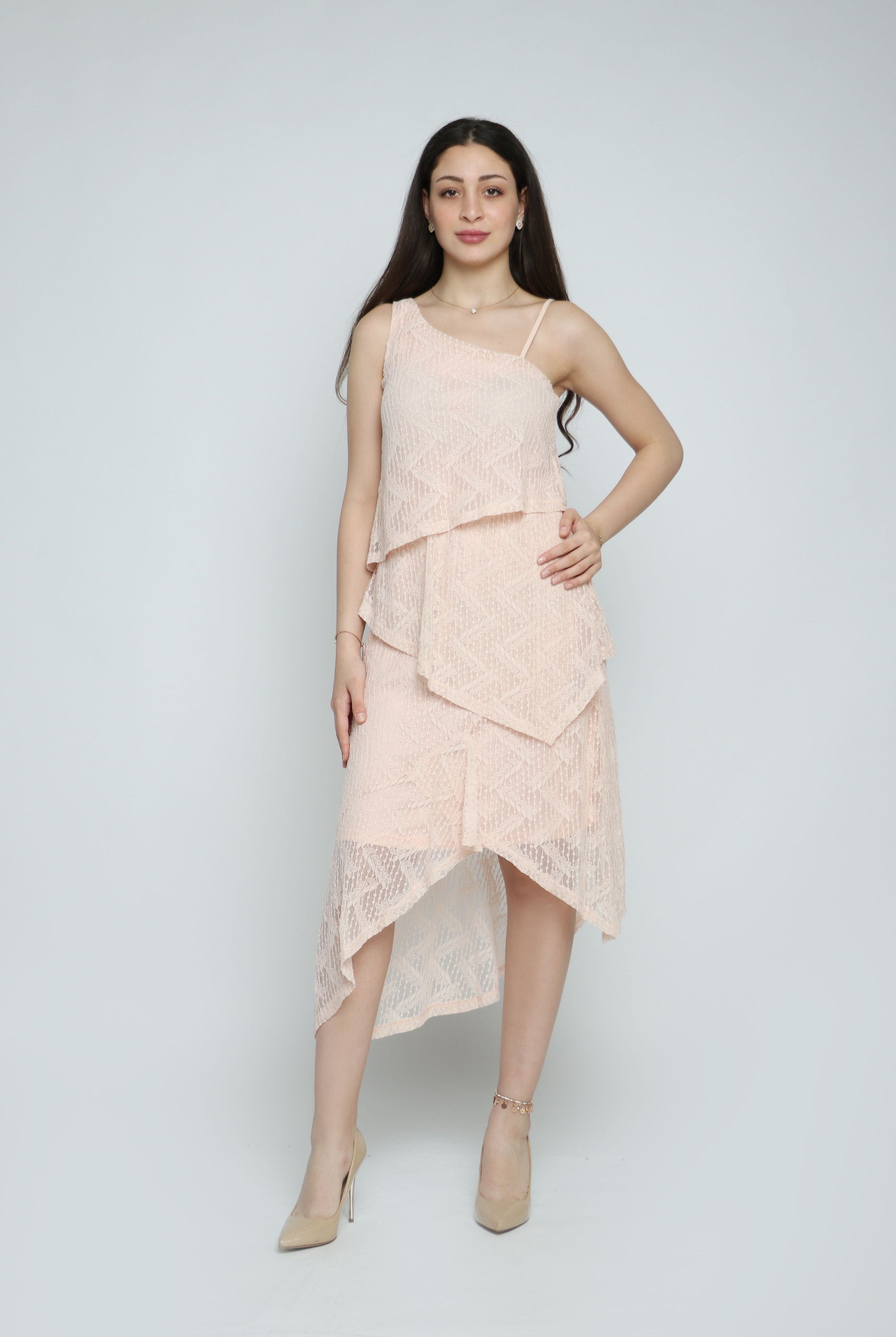 نتشي فستان ميدي دانتيل طبقات بكتف قصير من الأمام طويل من الخلف