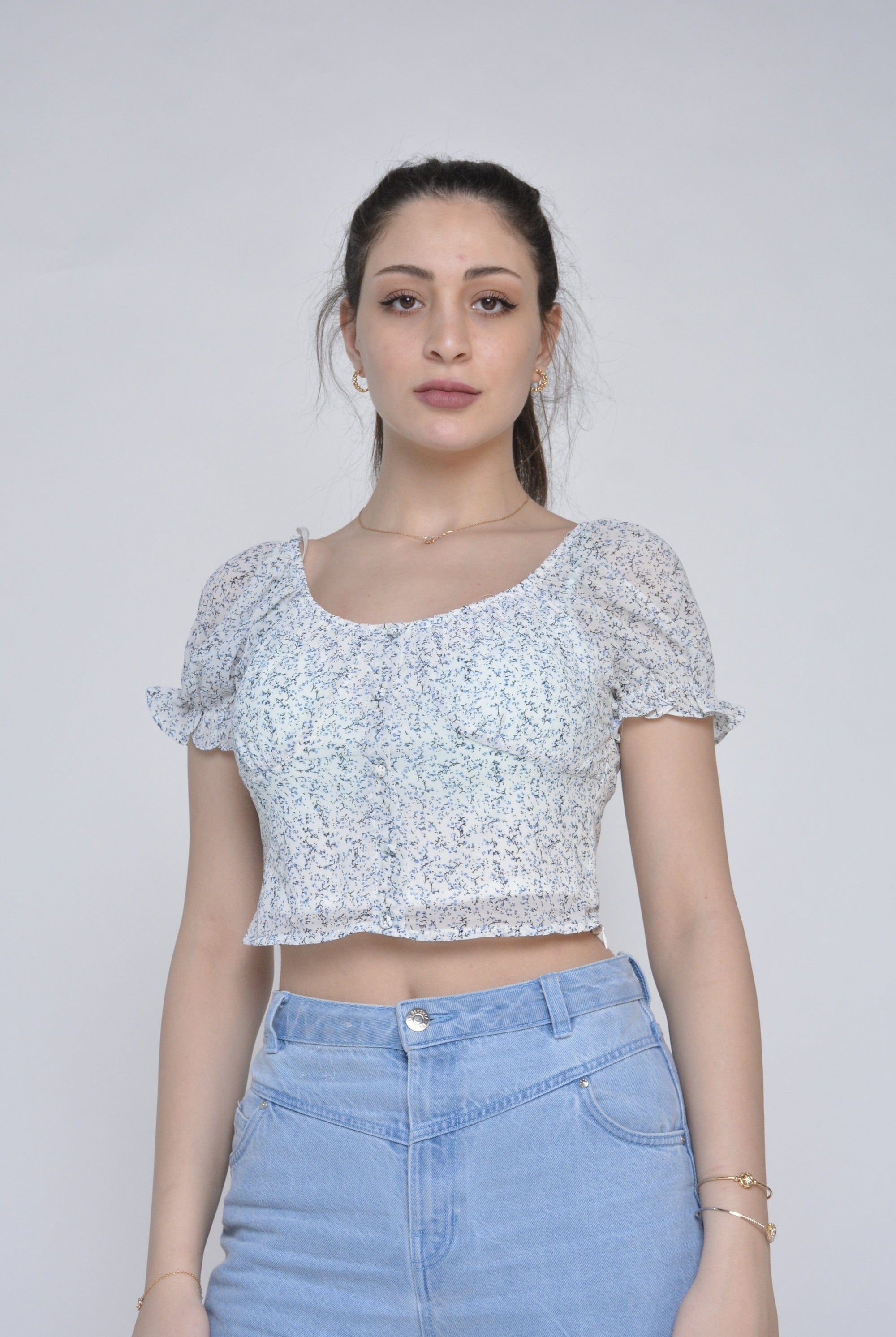 نتشي بلوزة هاي ويست منقوشة ورود صغيرة كم منفوش قصير نسائي أوف وايت