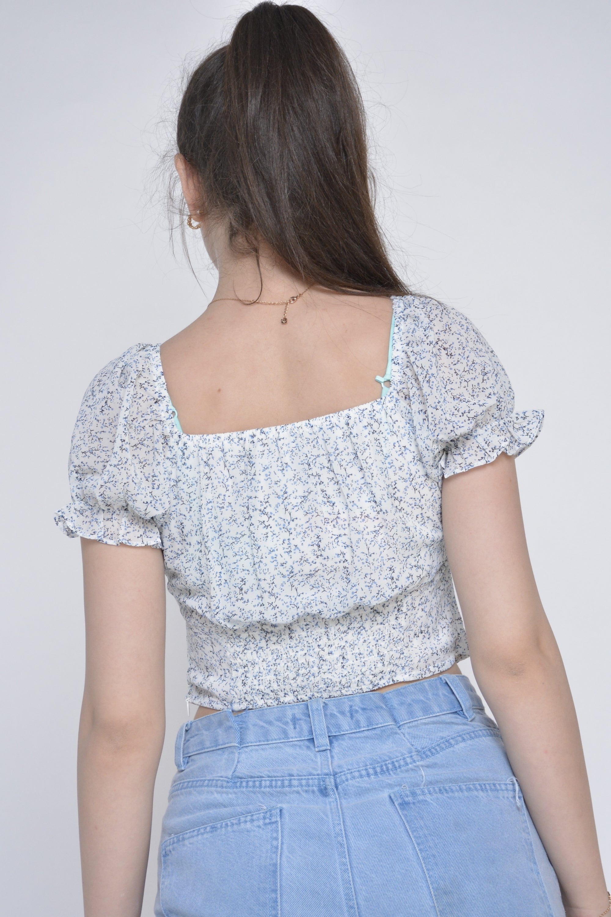 نتشي بلوزة هاي ويست منقوشة ورود صغيرة كم منفوش قصير نسائي أوف وايت