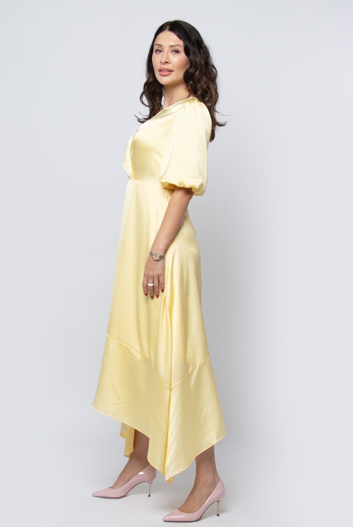 نتشي فستان ميدي قصير الأكمام طويل من الأمام وقصير من الخلف