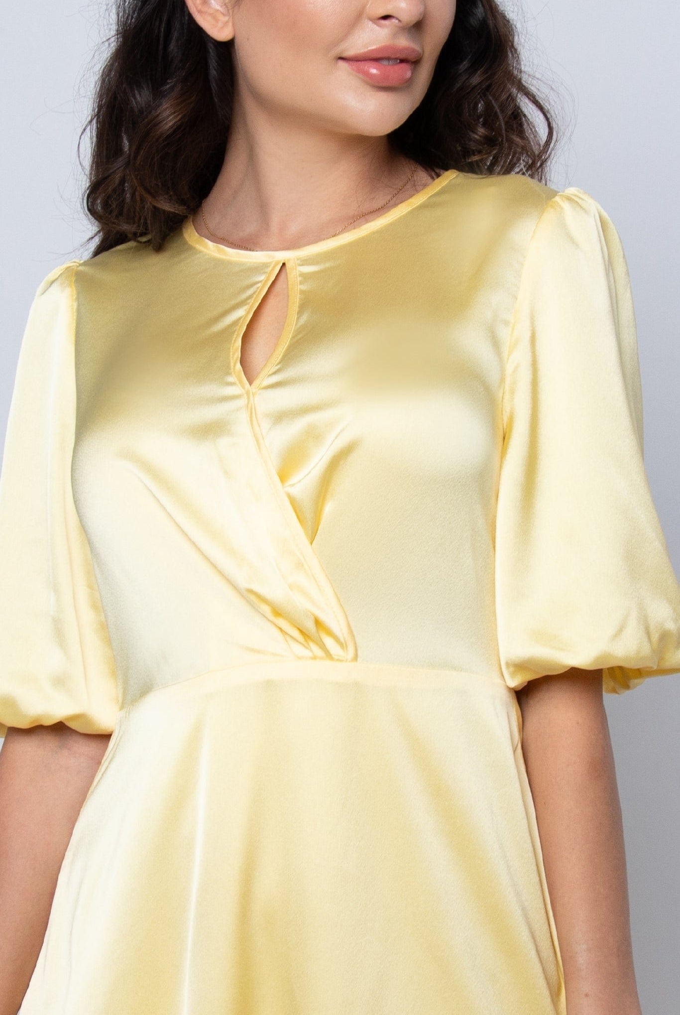 نتشي فستان ميدي قصير الأكمام طويل من الأمام وقصير من الخلف