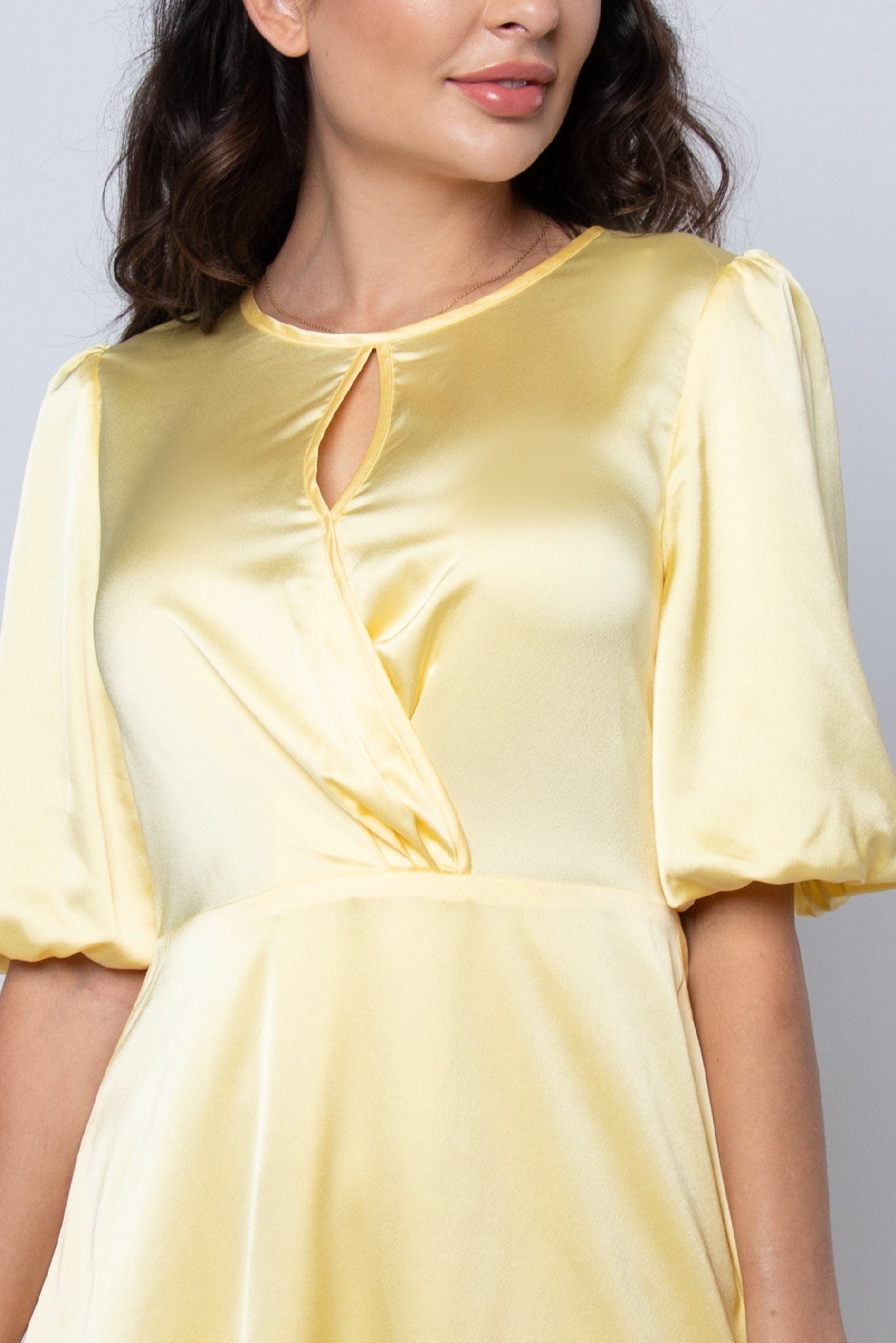 نتشي فستان ميدي قصير الأكمام طويل من الأمام وقصير من الخلف