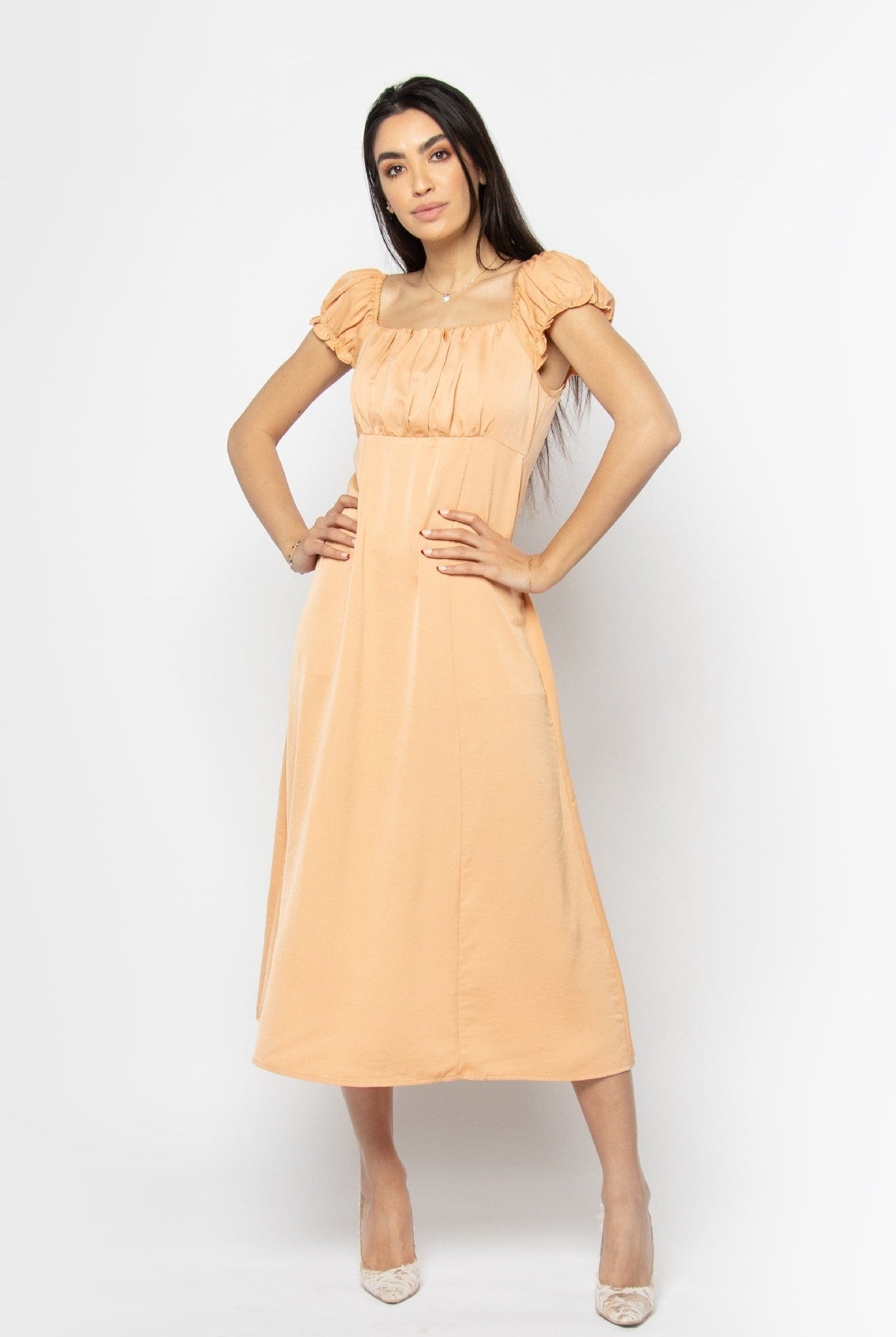 نتشي فستان ميدي مكشكش من الصدر بكم قصير مكشكش