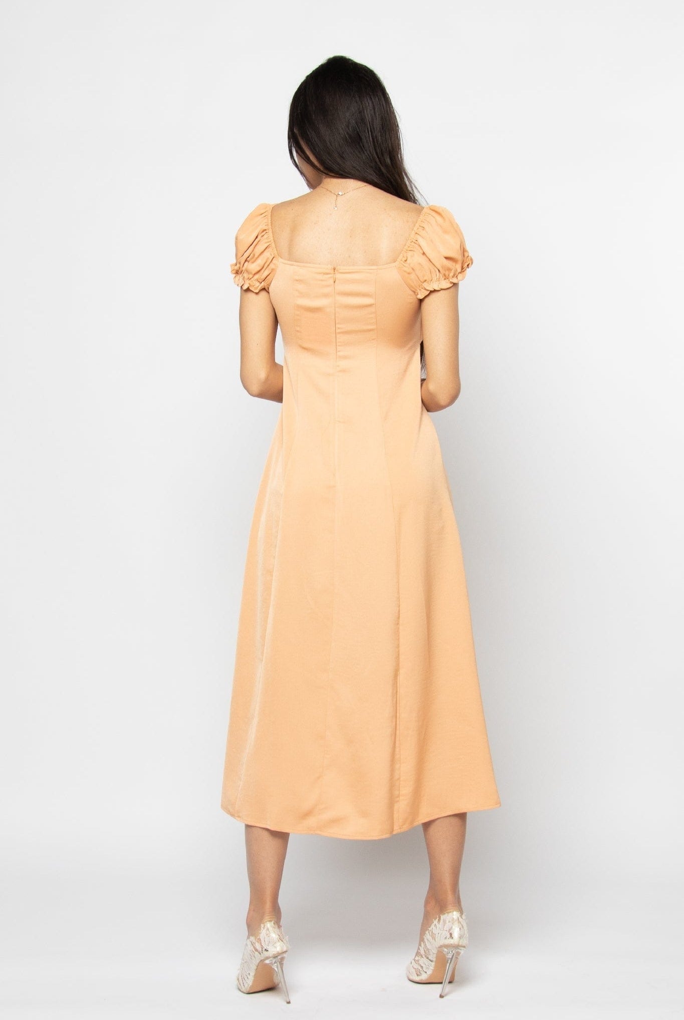 نتشي فستان ميدي مكشكش من الصدر بكم قصير مكشكش