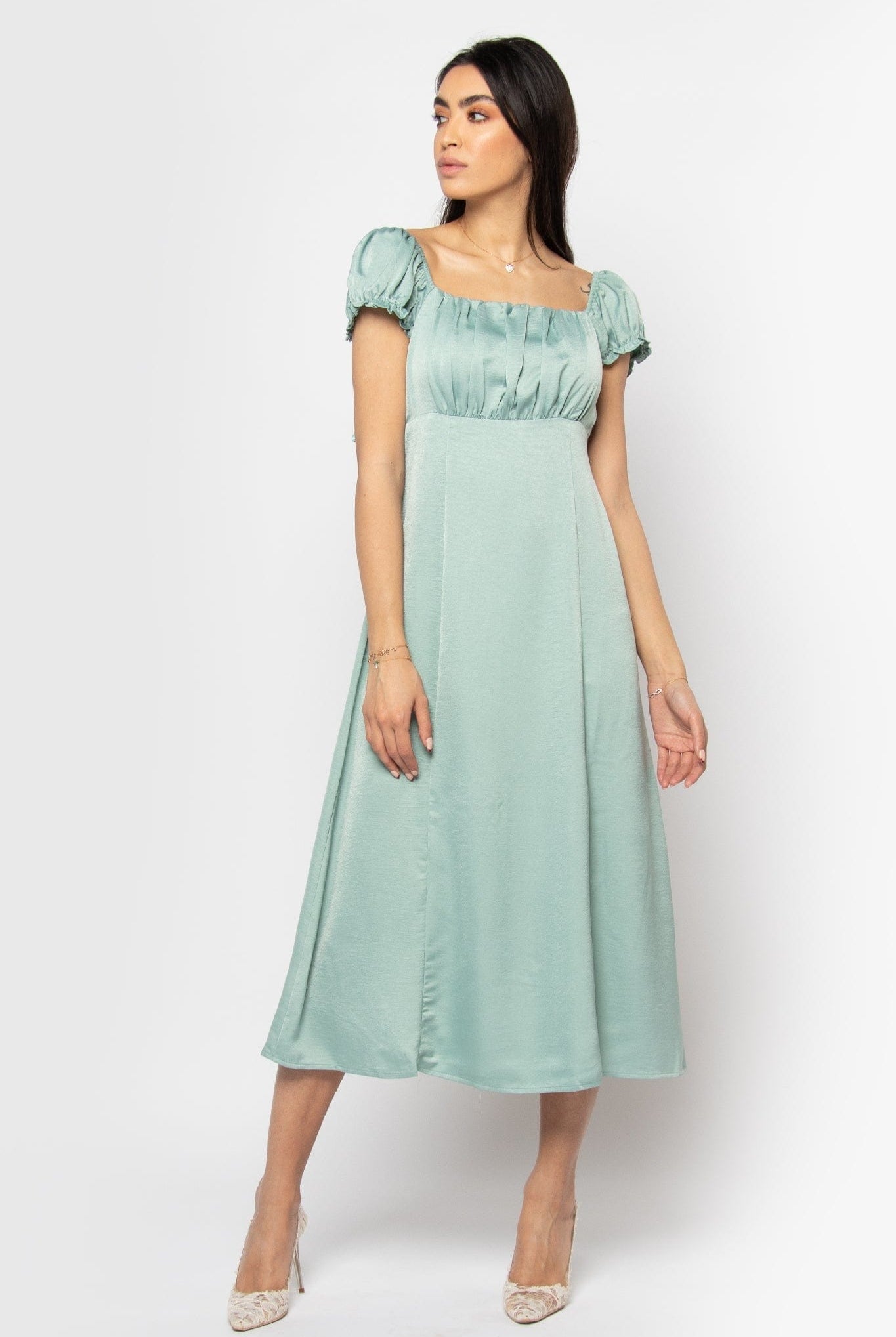 نتشي فستان ميدي مكشكش من الصدر بكم قصير مكشكش