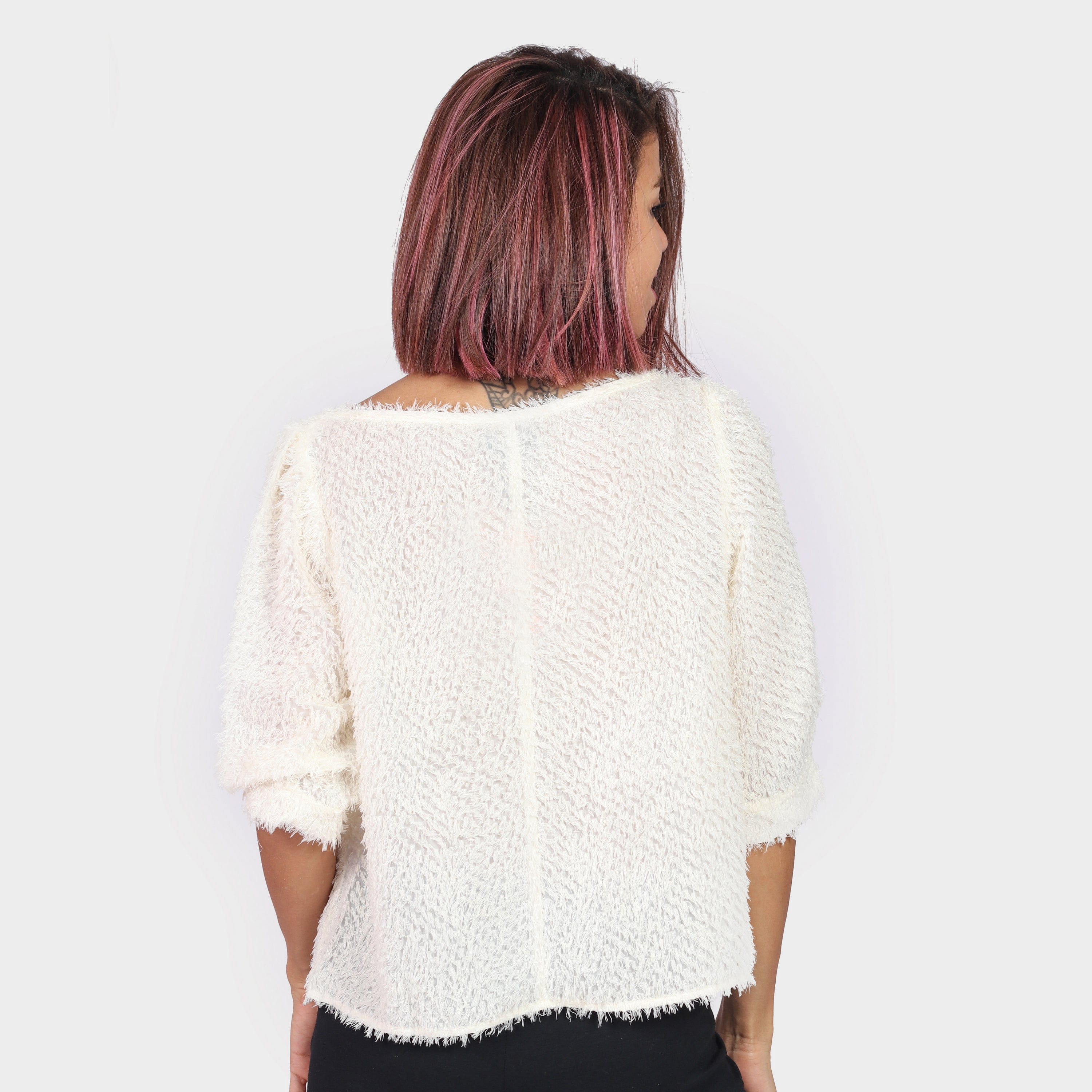 نتشي بلوزة ريش برقبة دائرية نص كم نسائي