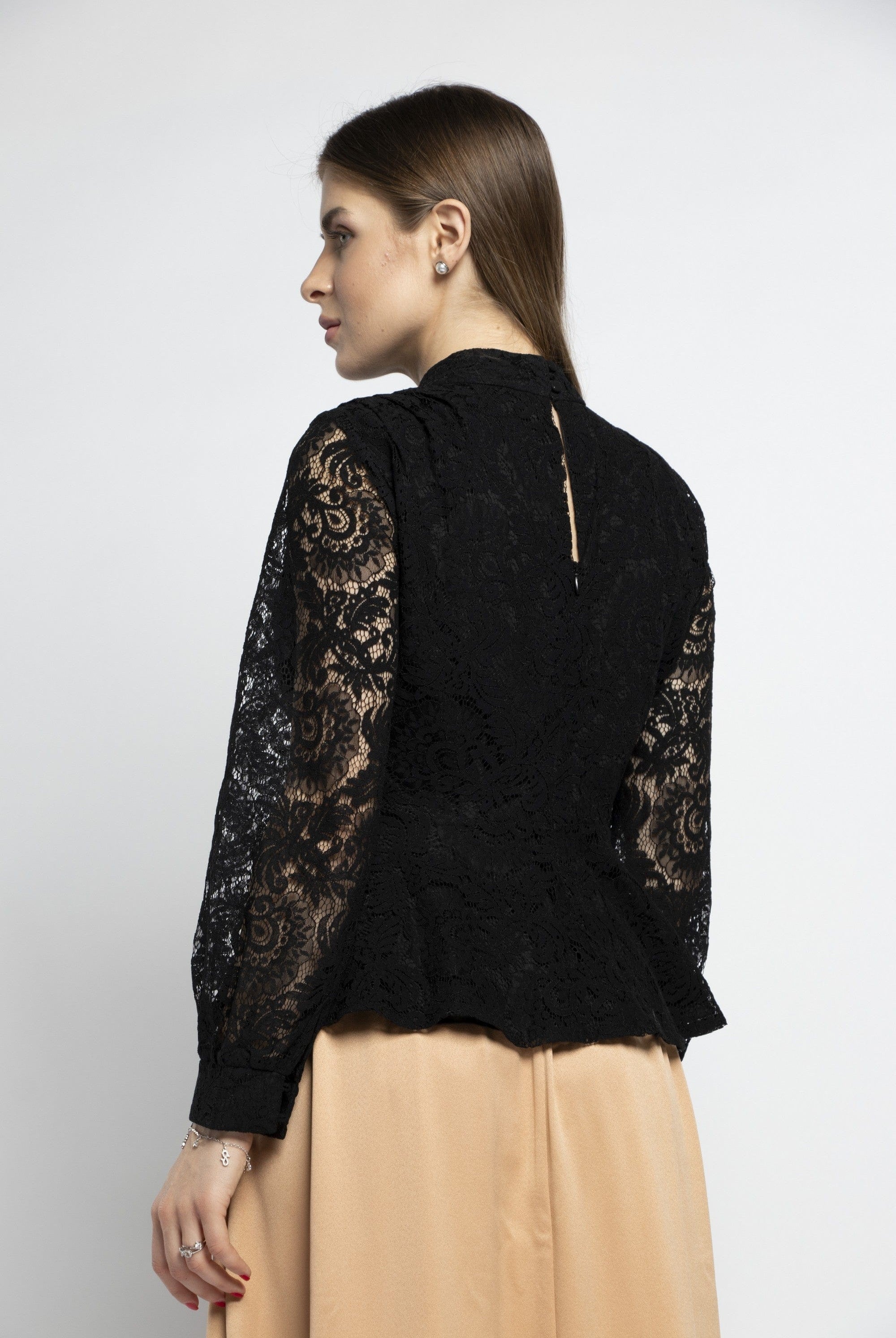 نتشي بلوزة دانتيل نبطن بأكمام طويلة شفافة