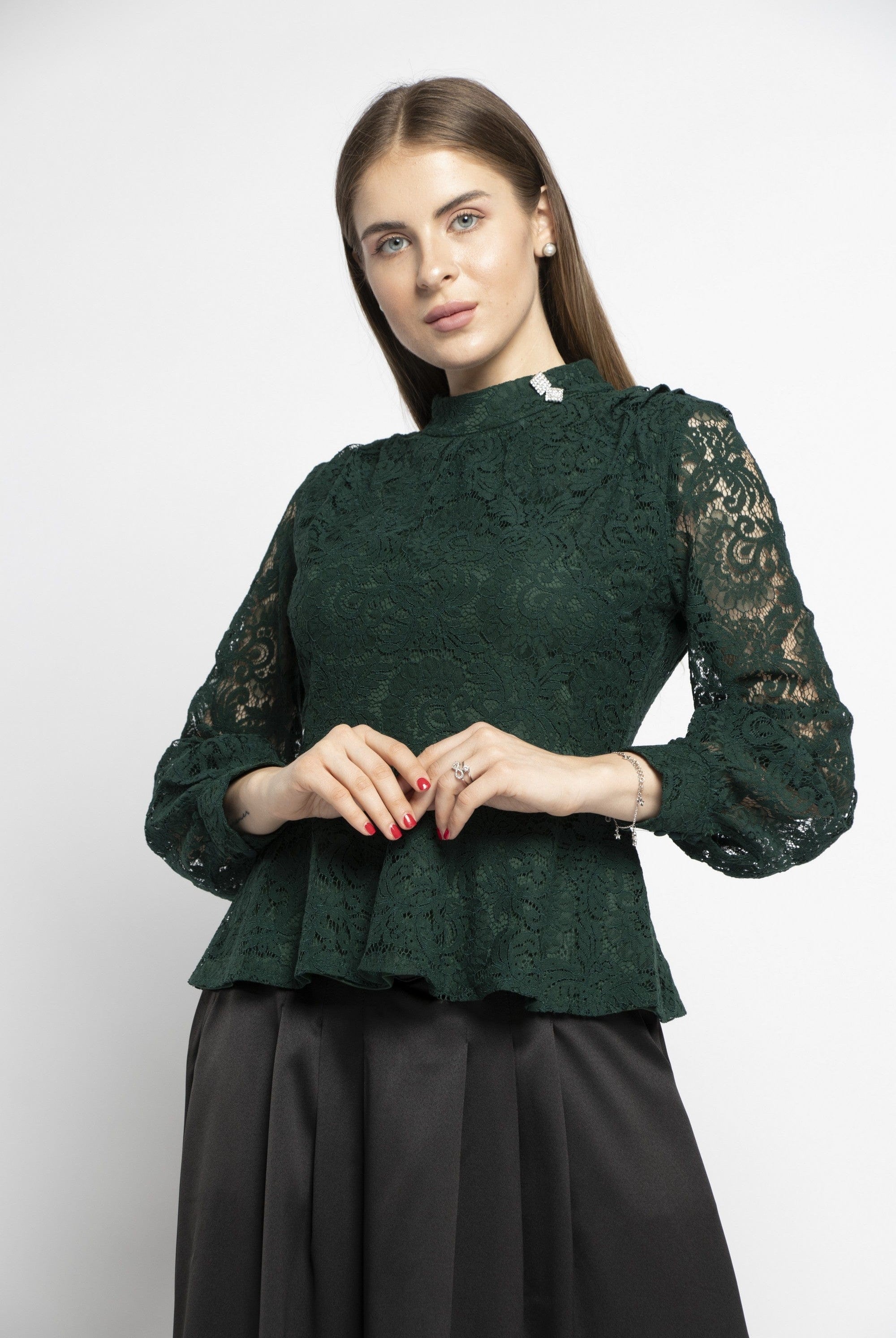 نتشي بلوزة دانتيل نبطن بأكمام طويلة شفافة