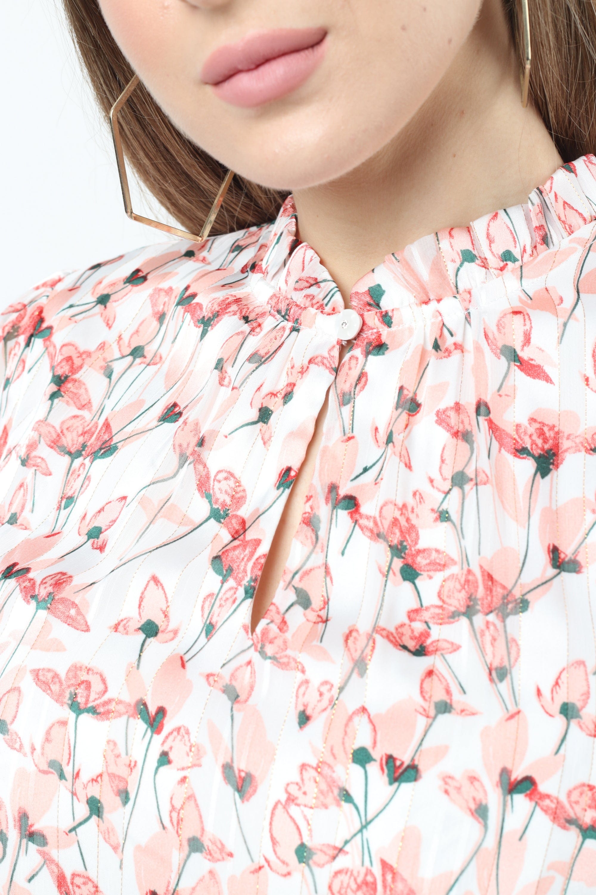 نتشي بلوزة مزهرة بفتحة صدر كم قصير مكشكش نسائي